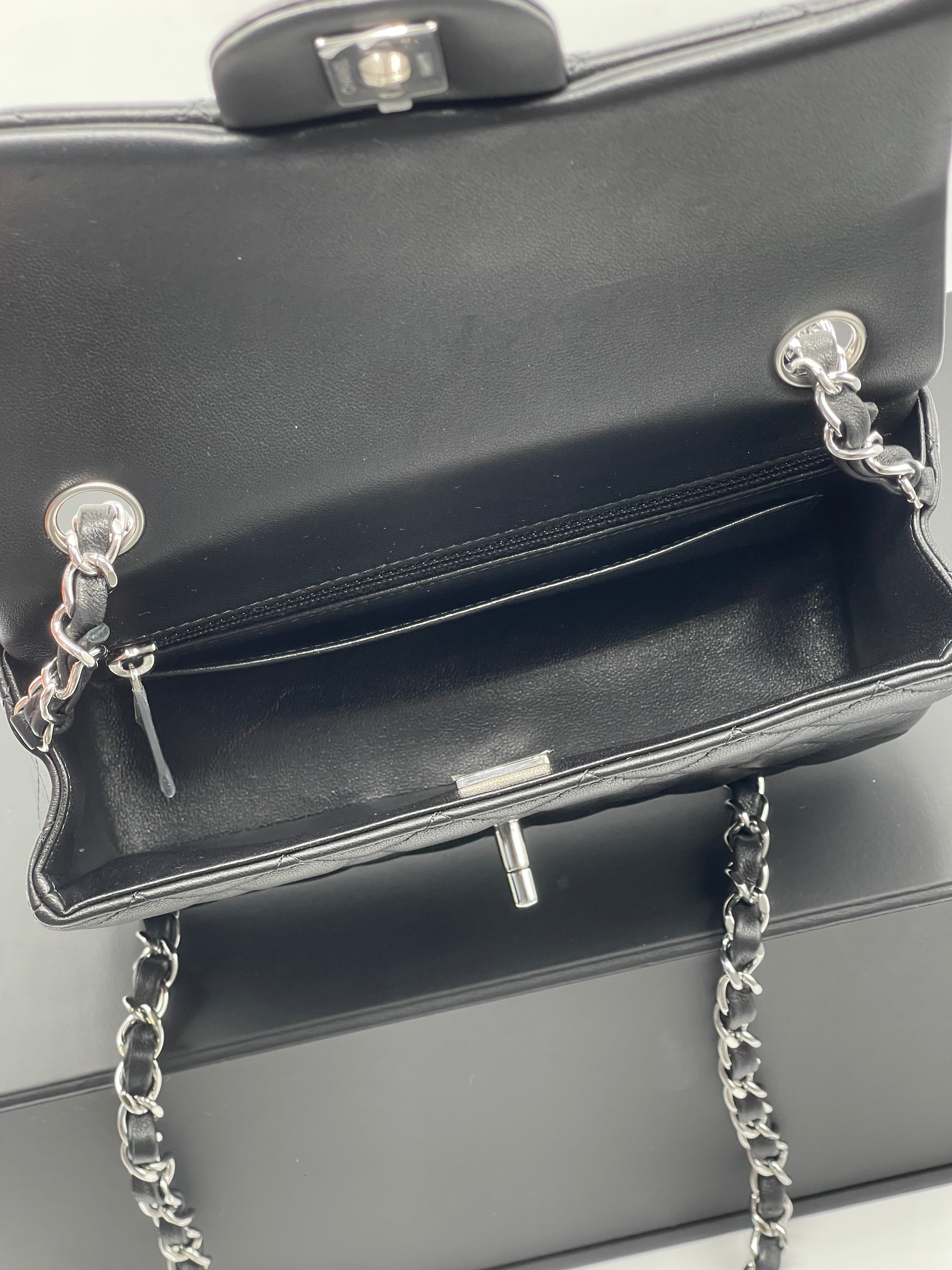 Chanel - Sac Classique à rabat noir