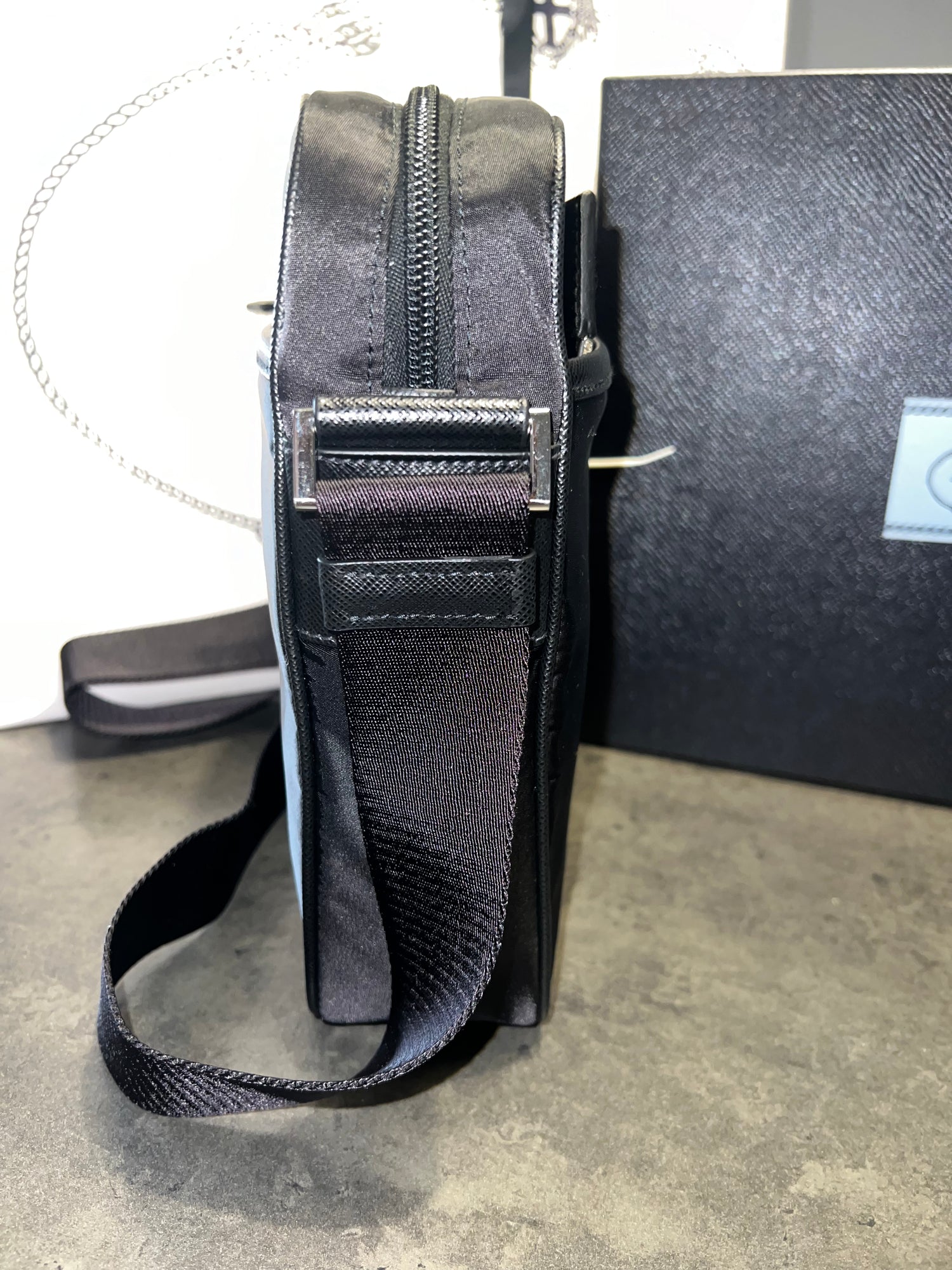 Prada pochette homme nylon et cuir Les Folies d Eugenie