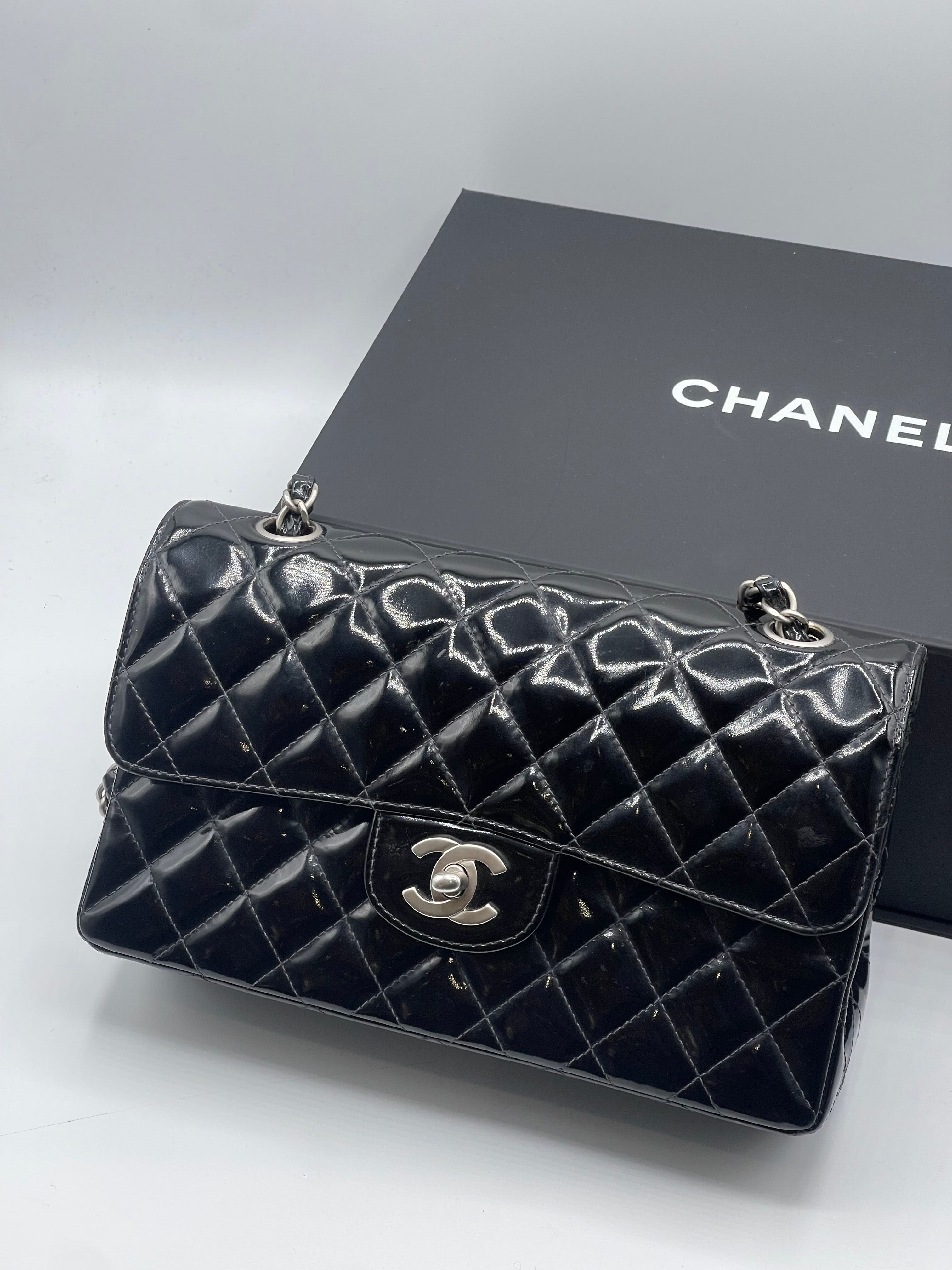 Chanel - sac classique small cuir verni noir