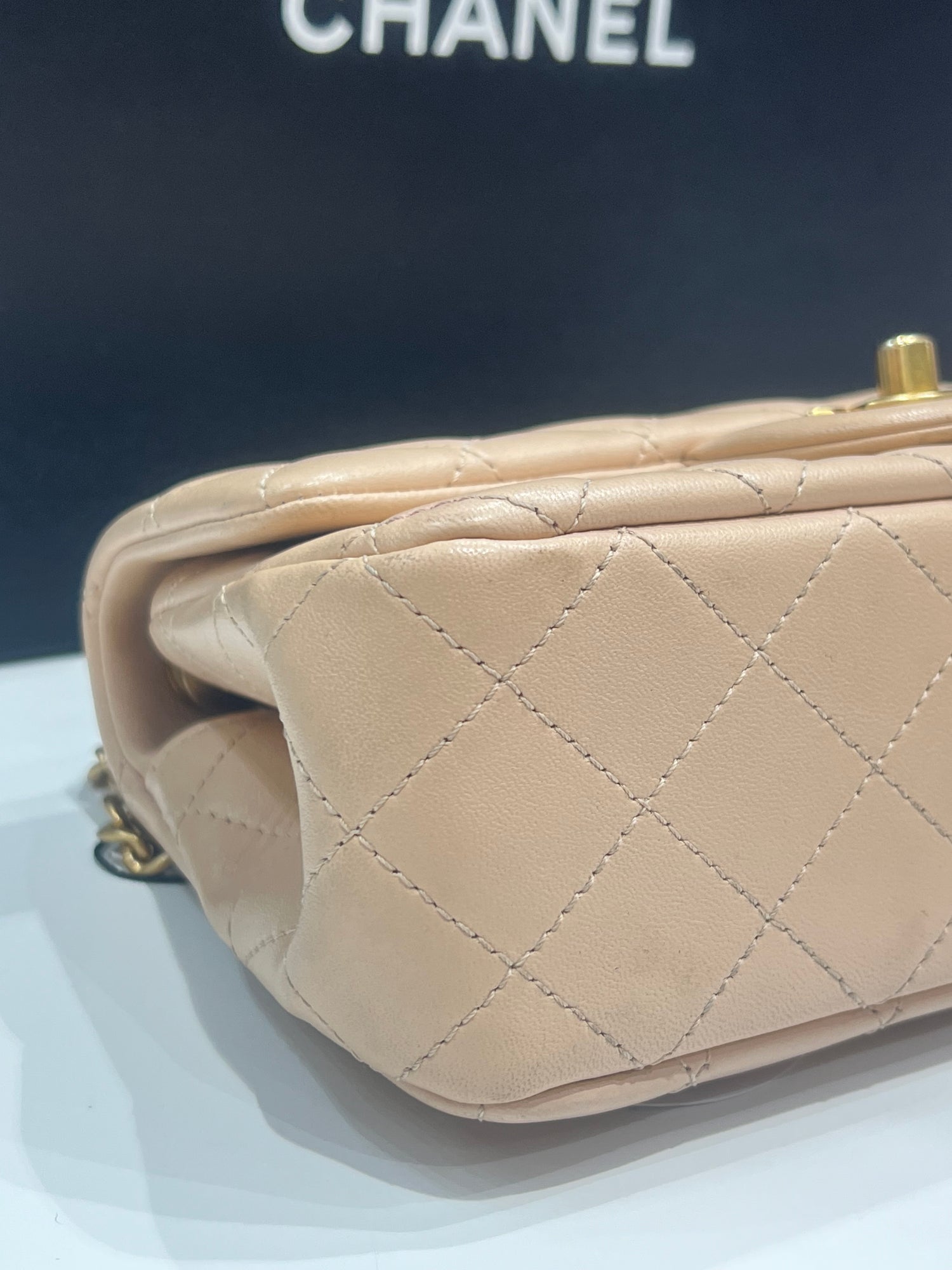 Chanel - mini sac à Rabat cuir nude chaîne rétractable