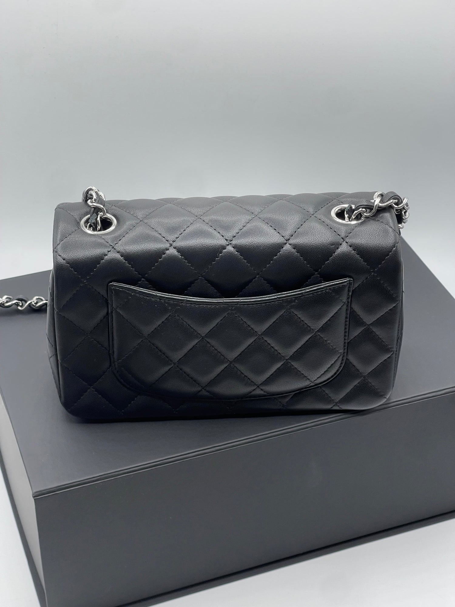 Chanel - Sac Classique à rabat noir