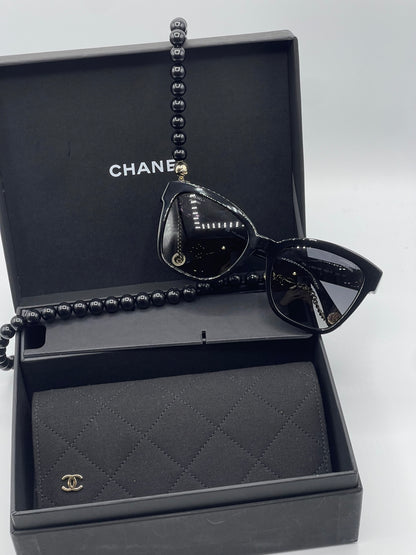 Chanel - Lunette de soleil rectangulaire à chaîne perles