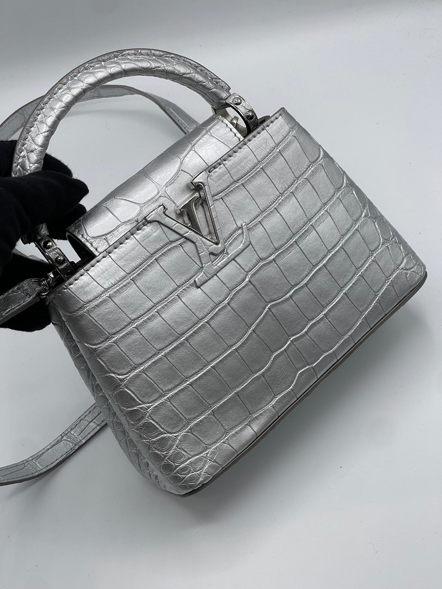 Louis Vuitton - Sac Capucine alligator Silver