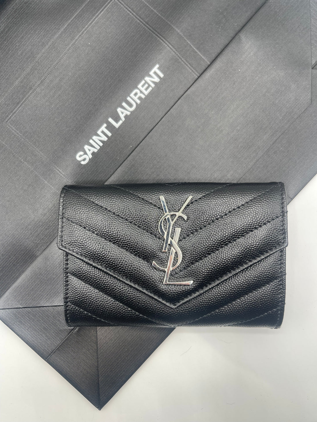 Saint Laurent - Portefeuille Cassandre à rabat YSL