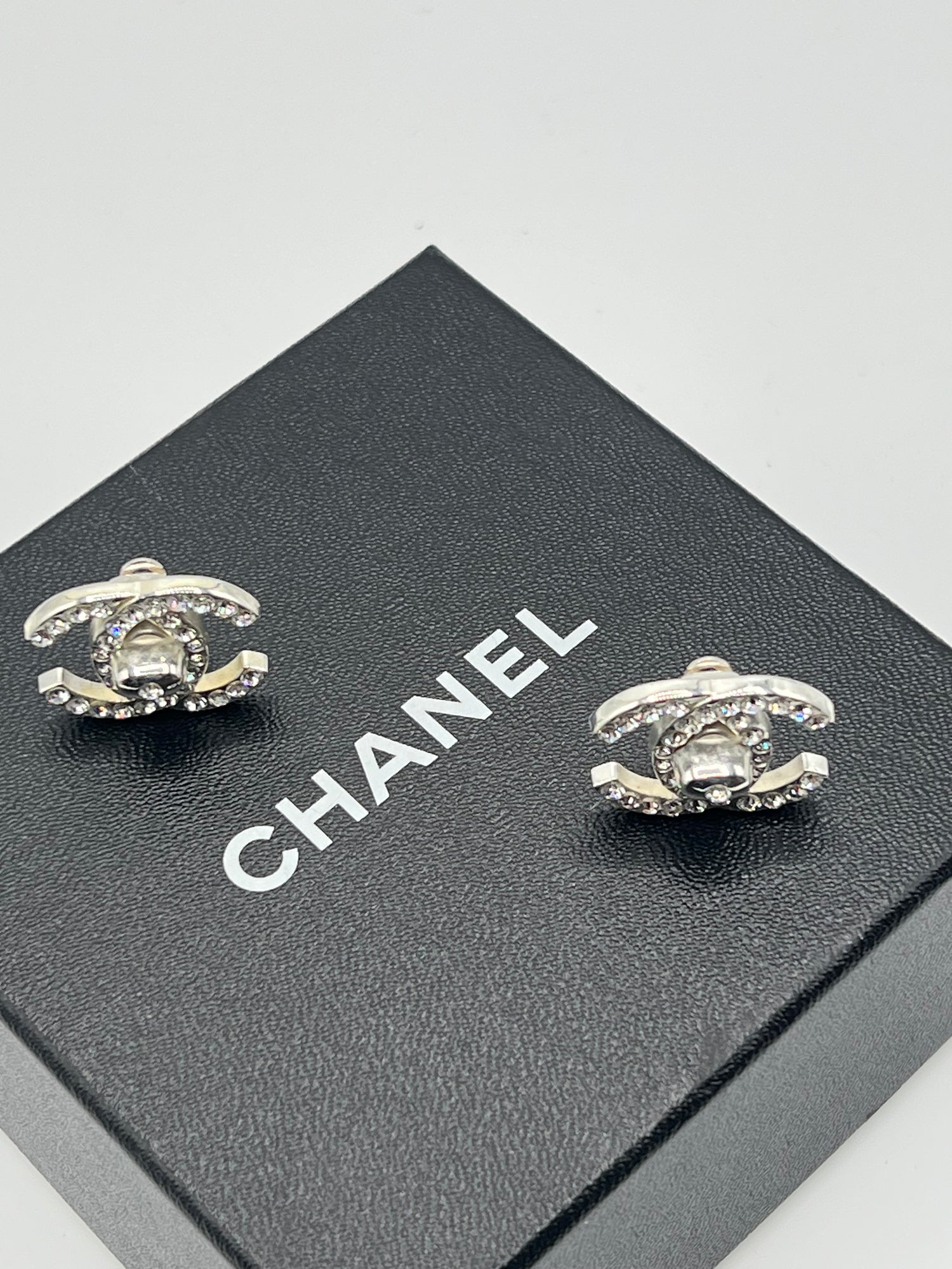 Chanel - boucles d’oreilles clips argenté et strass