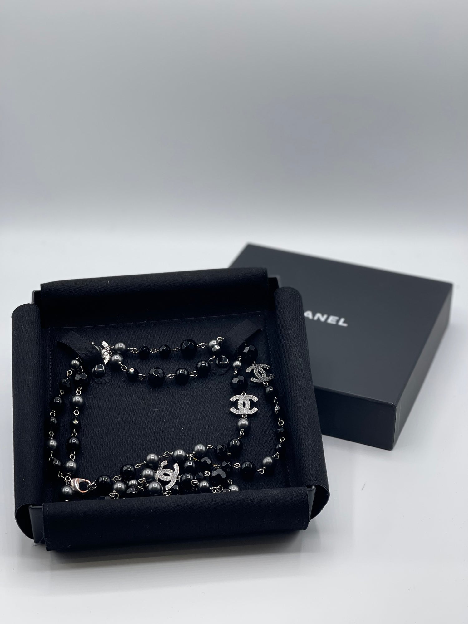 Chanel - Sautoir à perles noires