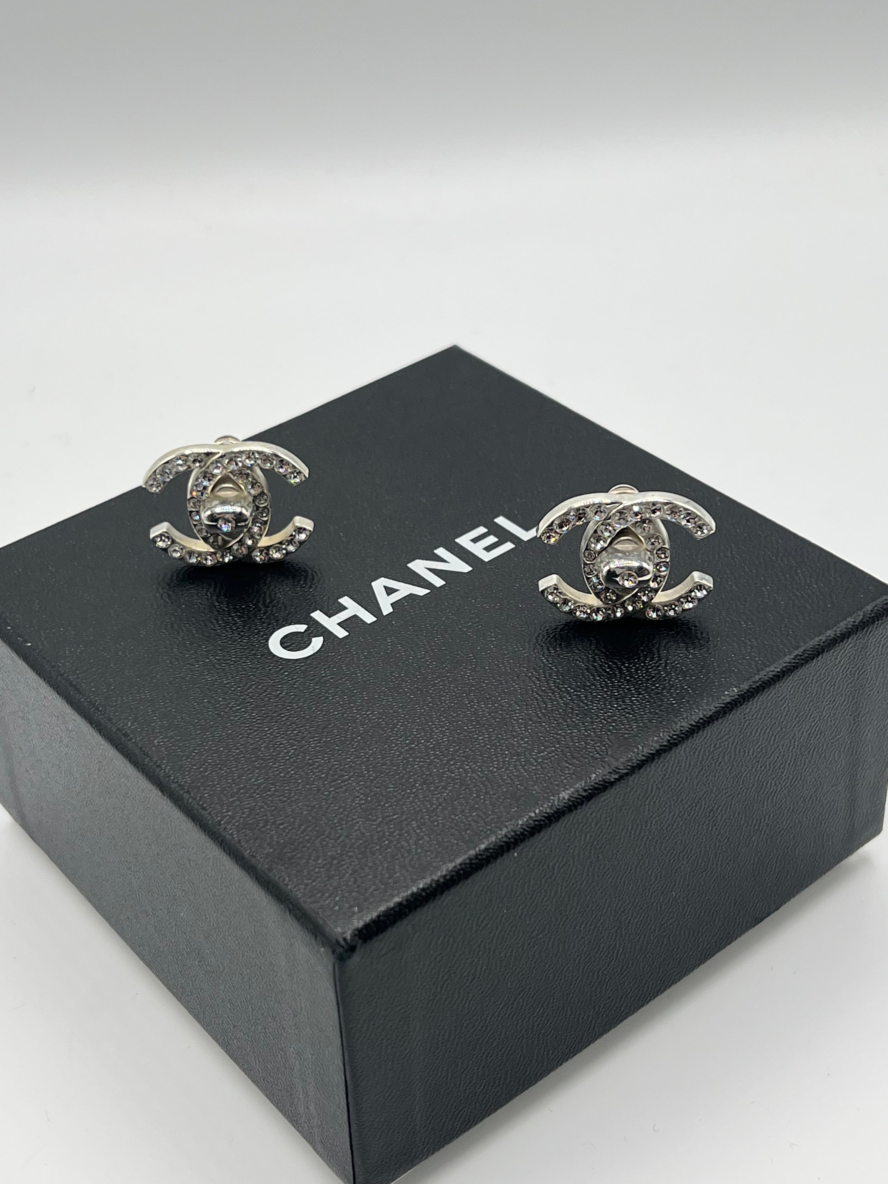 Chanel - boucles d’oreilles clips argenté et strass