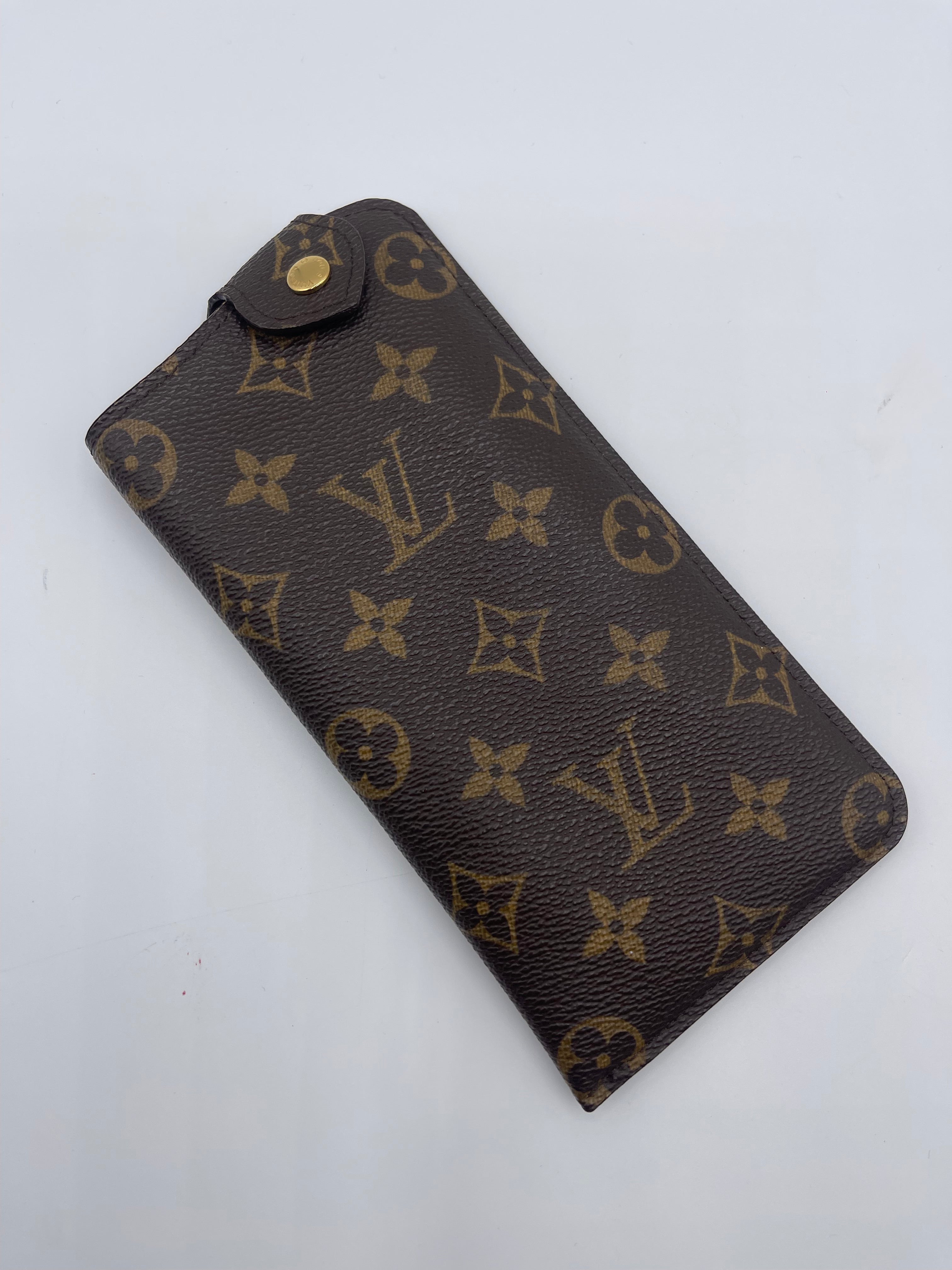 Louis Vuitton - Étui solaire pression Monogramme