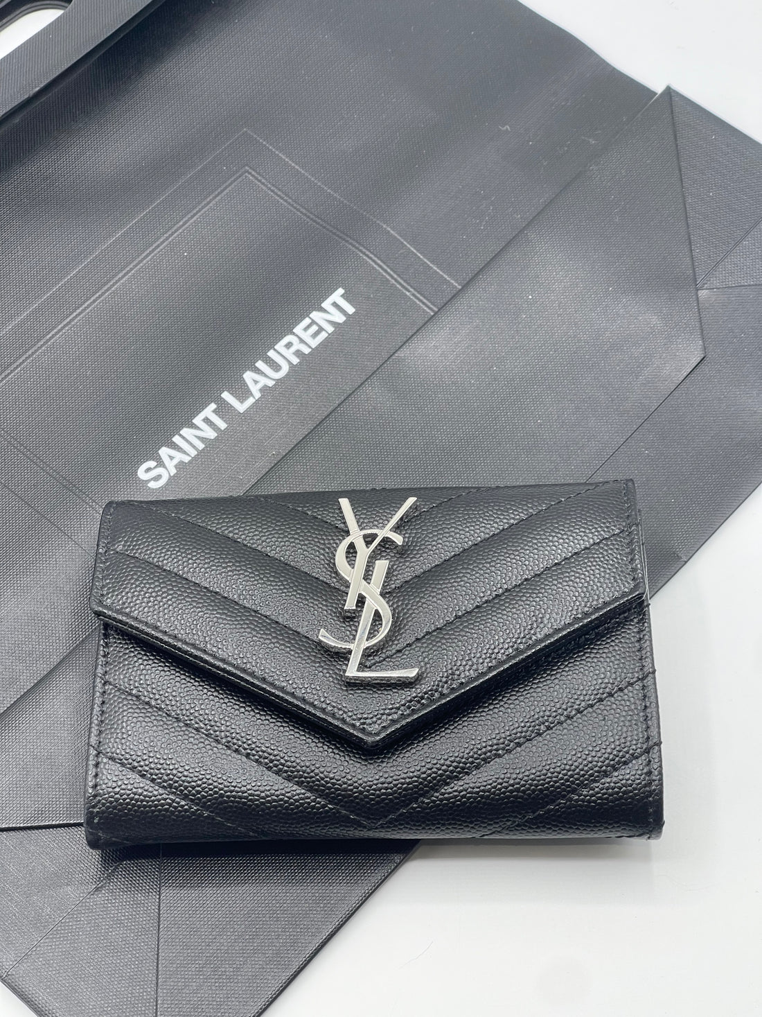 Saint Laurent - Portefeuille Cassandre à rabat YSL