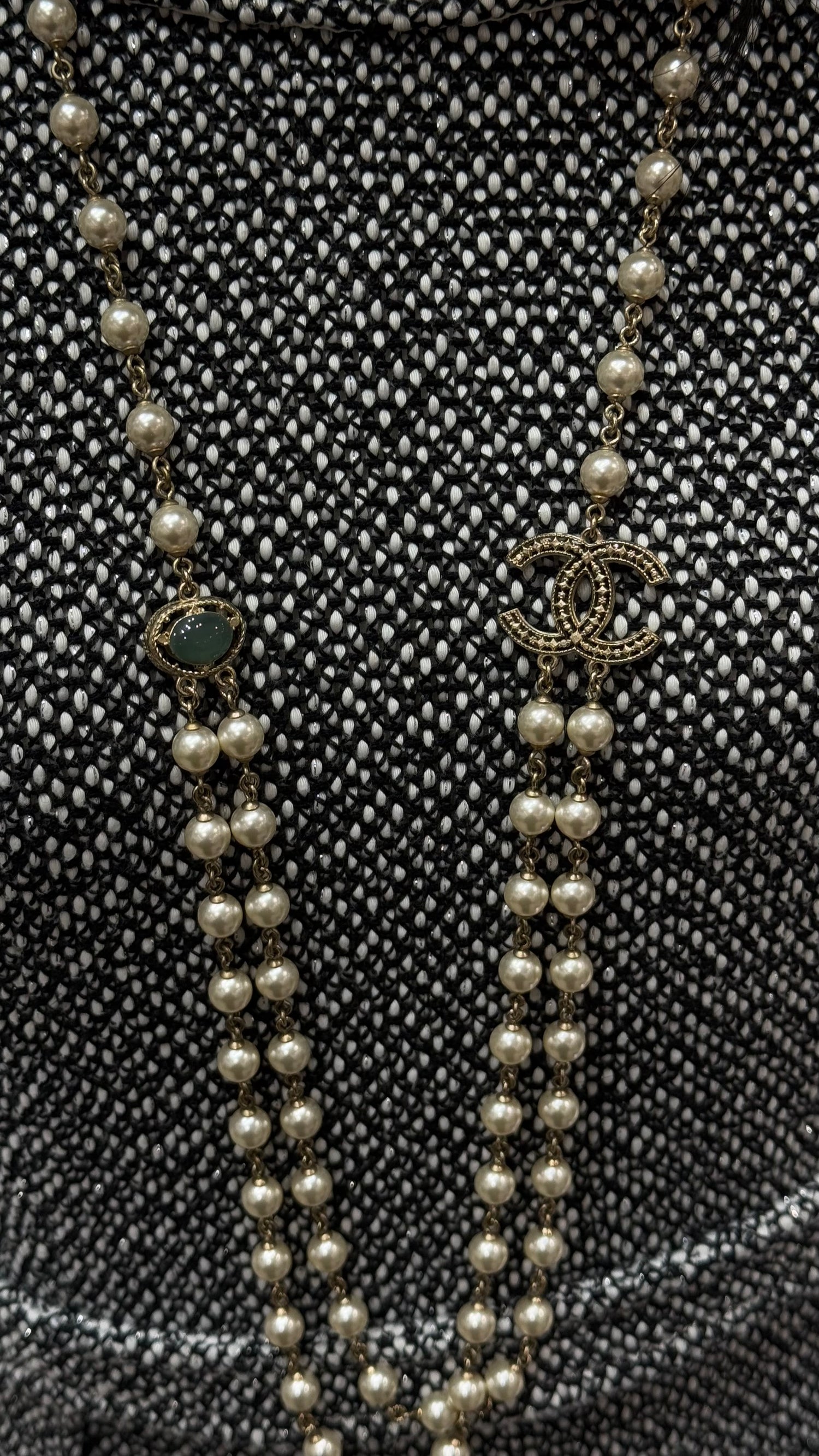 Chanel - Sautoir perles CC