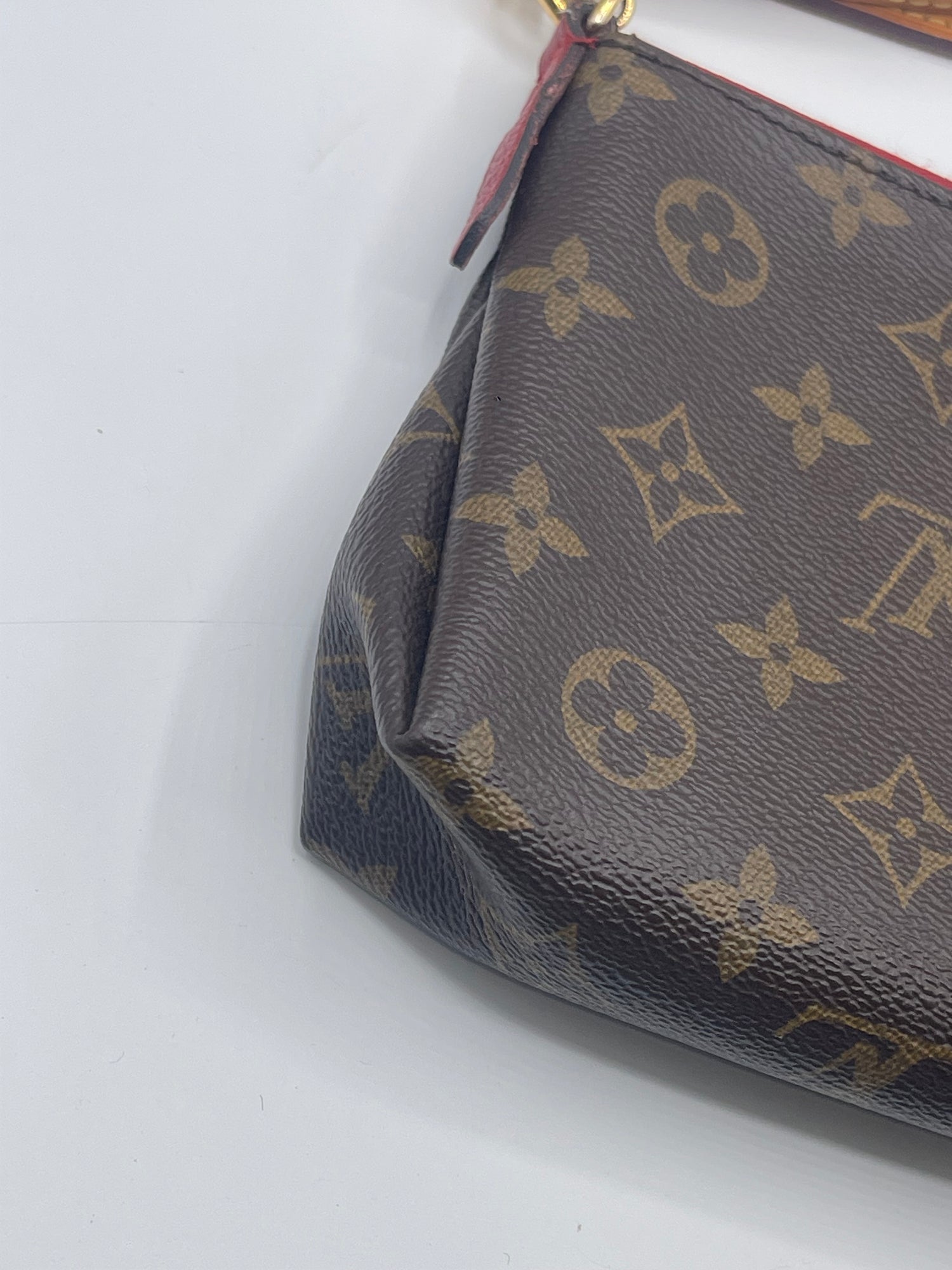 Louis Vuitton - Sac pochette Pallas monogramme et cuir rouge