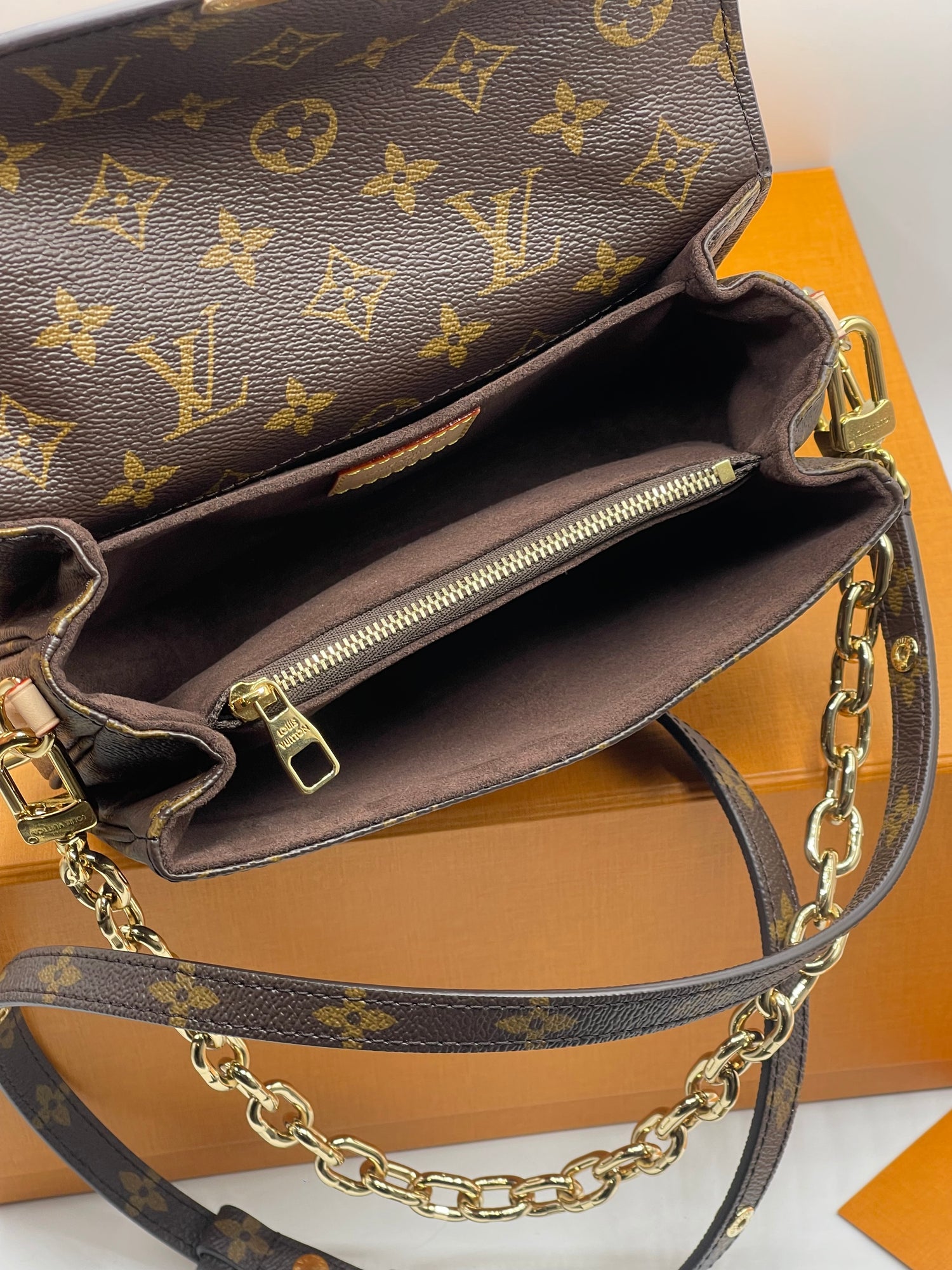 Louis Vuitton - Sac Pochette Métis East West monogramme