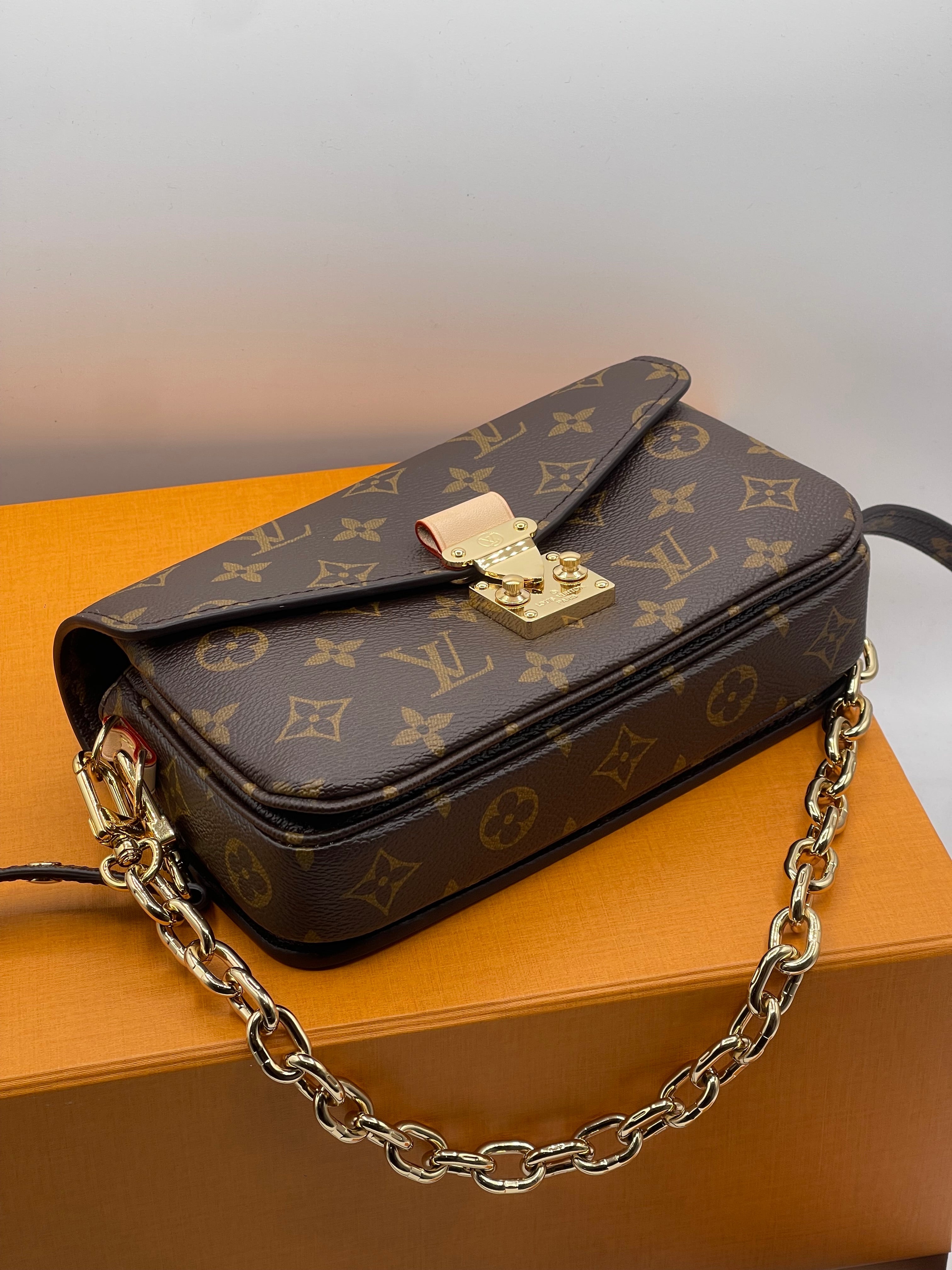 Louis Vuitton - Sac Pochette Métis East West monogramme