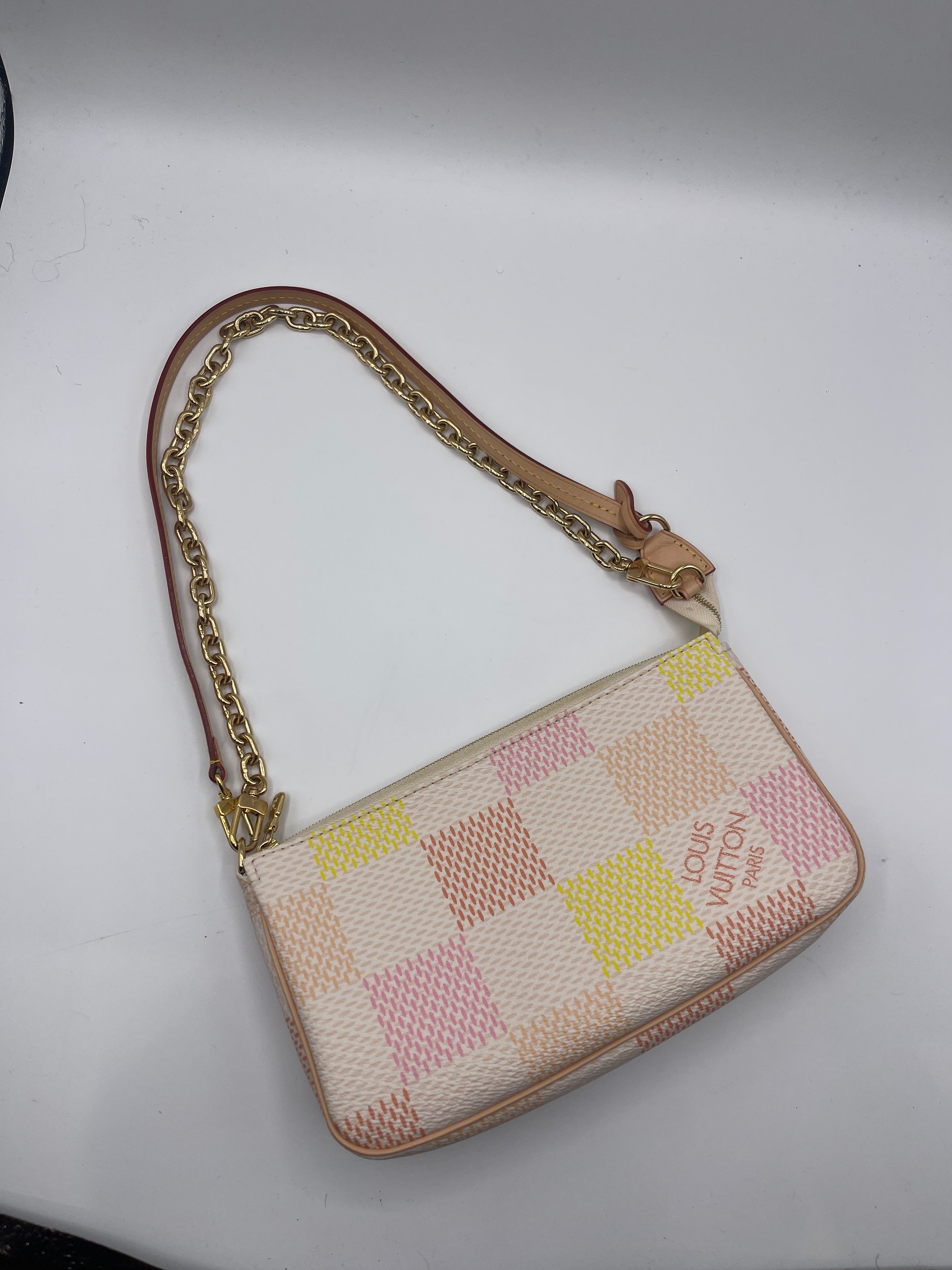 Louis Vuitton - Sac Pochette Accessoire Damierlicious rose pêche