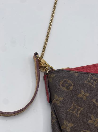 Louis Vuitton - Sac pochette Pallas monogramme et cuir rouge