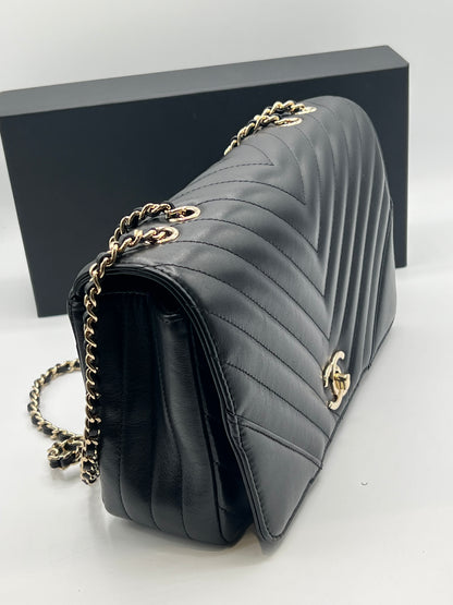 Chanel - sac à rabat cuir chevron noir