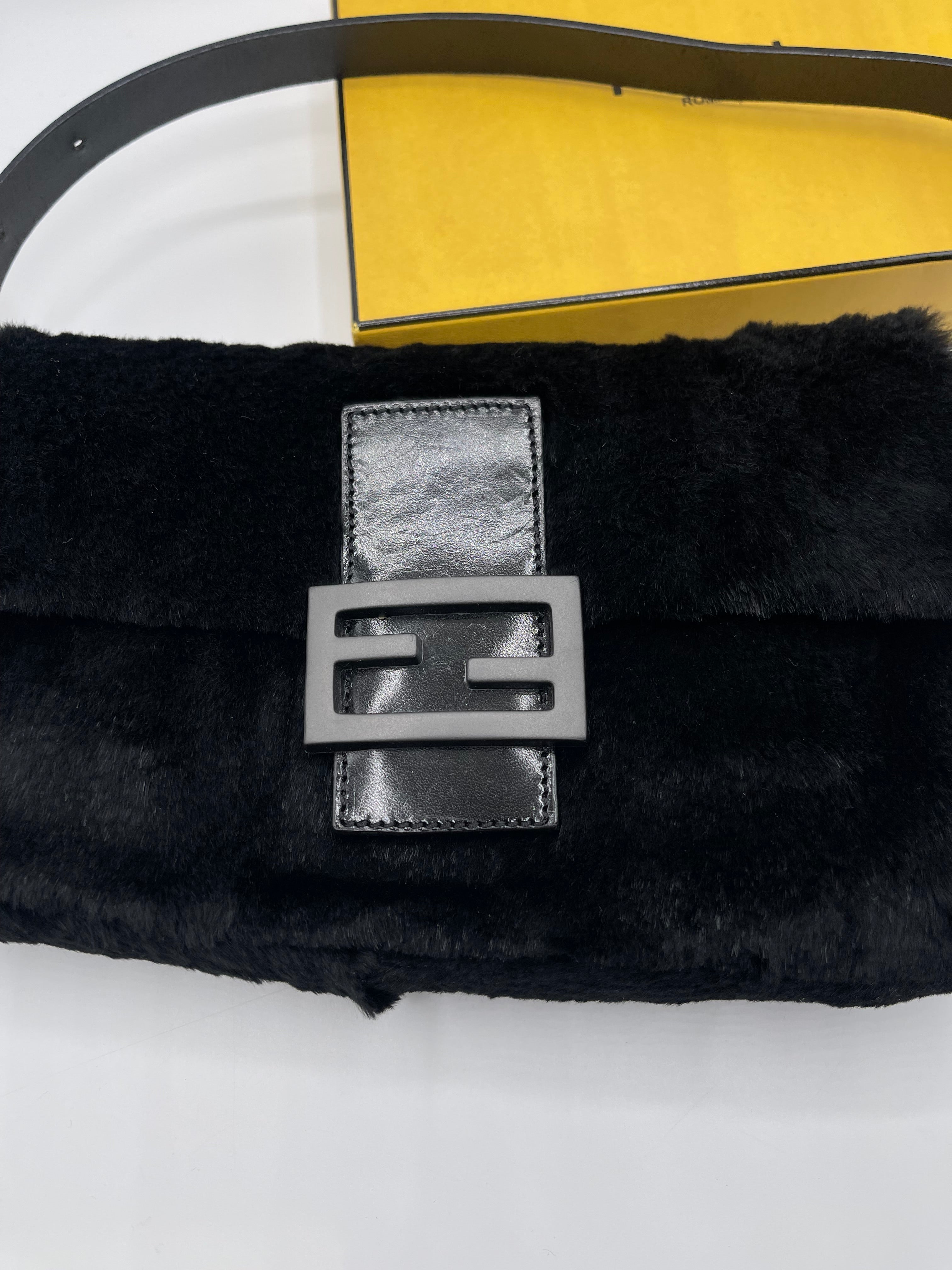 Fendi - Sac Baguette Fourrure Noir