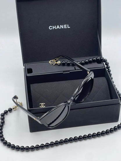 Chanel - Lunette de soleil rectangulaire à chaîne perles