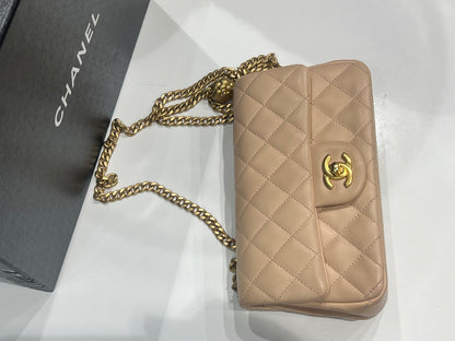 Chanel - mini sac à Rabat cuir nude chaîne rétractable