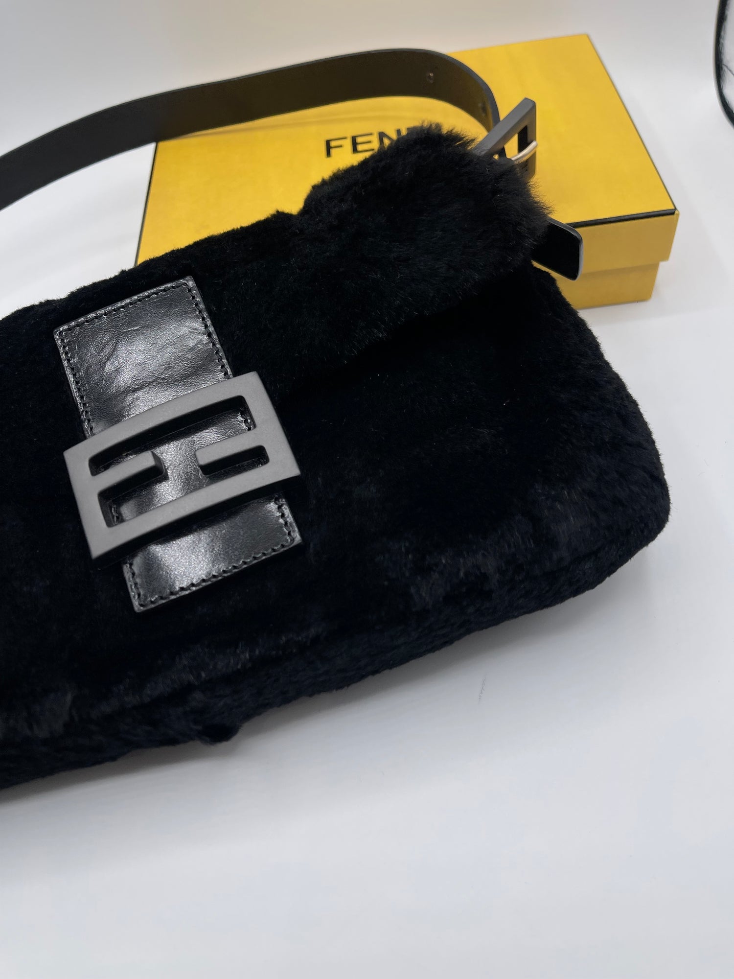 Fendi - Sac Baguette Fourrure Noir