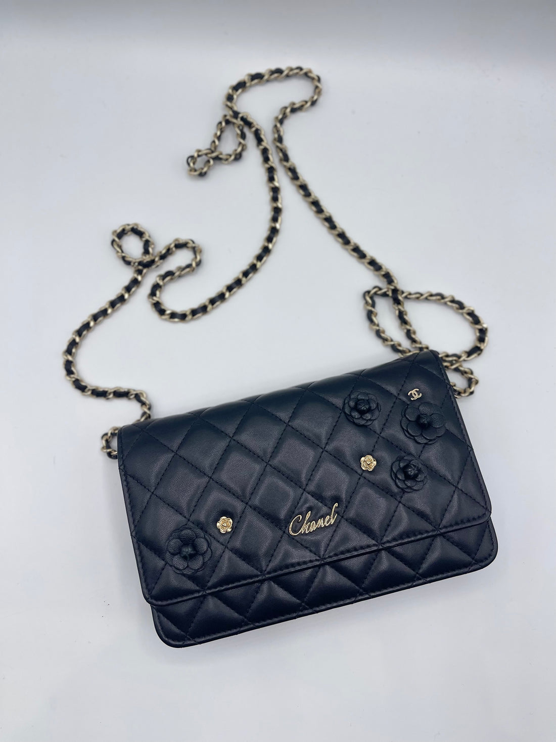 Chanel - Sac Wallet on chain noir et camélia édition limitée