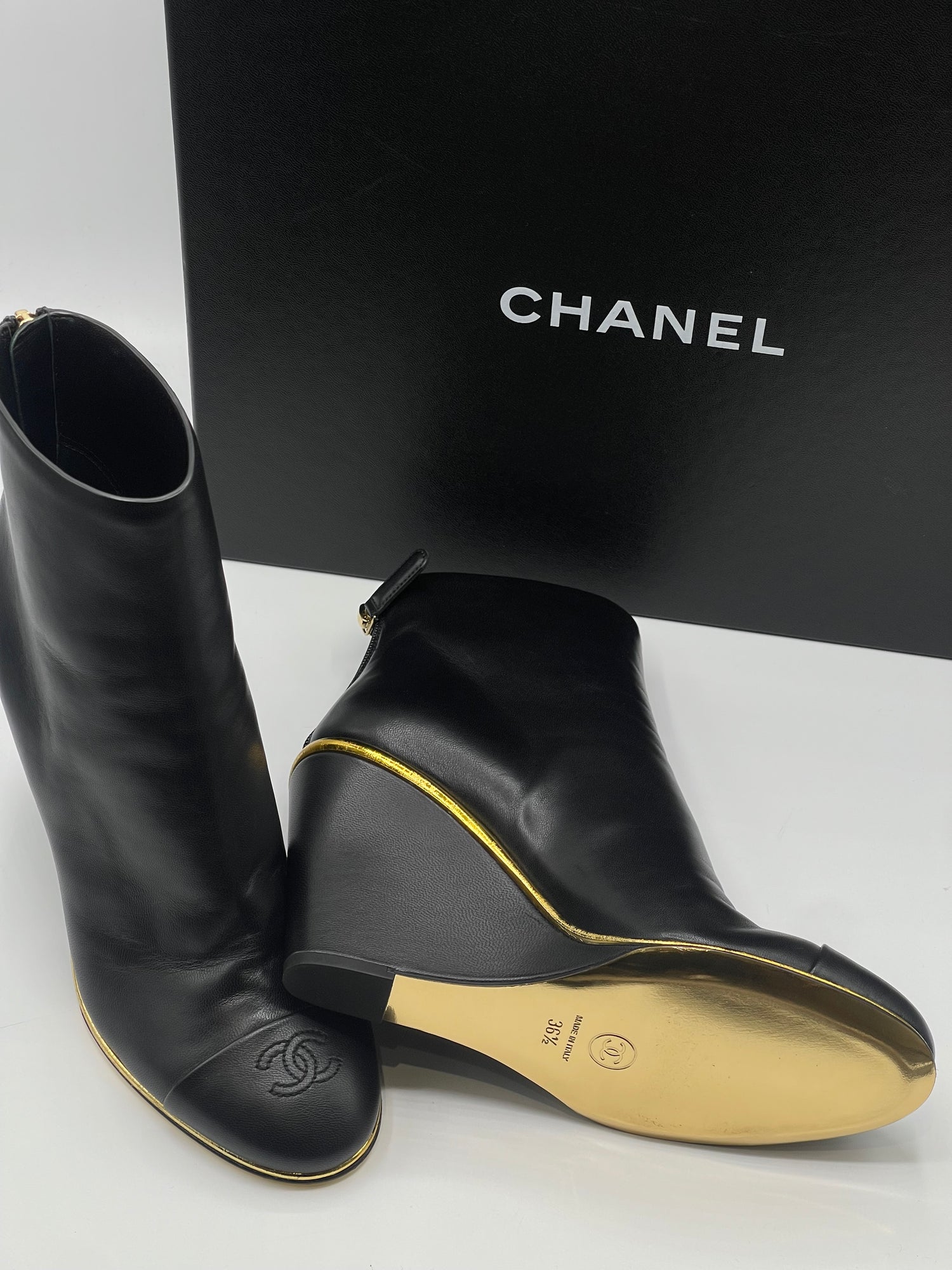 Chanel - Bottines compensées CC Noires et dorées T36