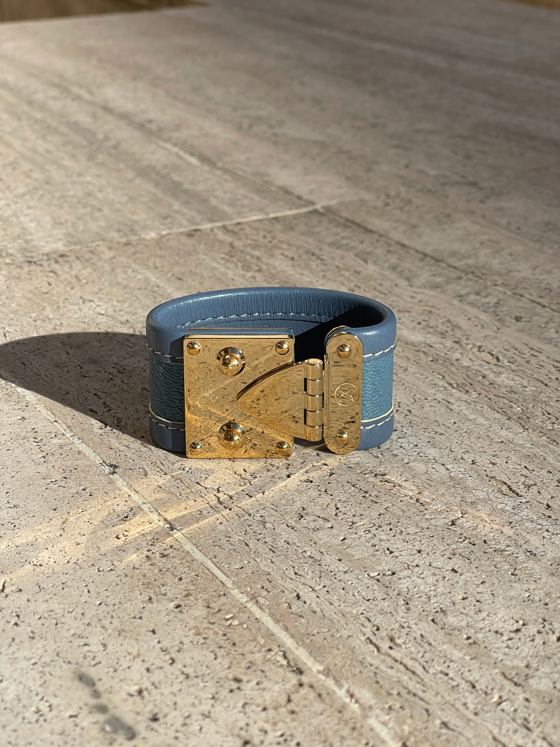 Louis Vuitton - Bracciale in pelle Suhali con chiusura blu