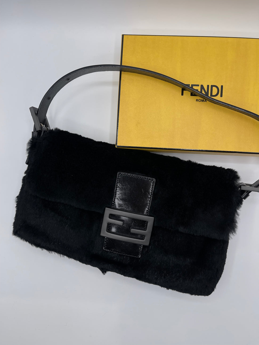 Fendi - Sac Baguette Fourrure Noir