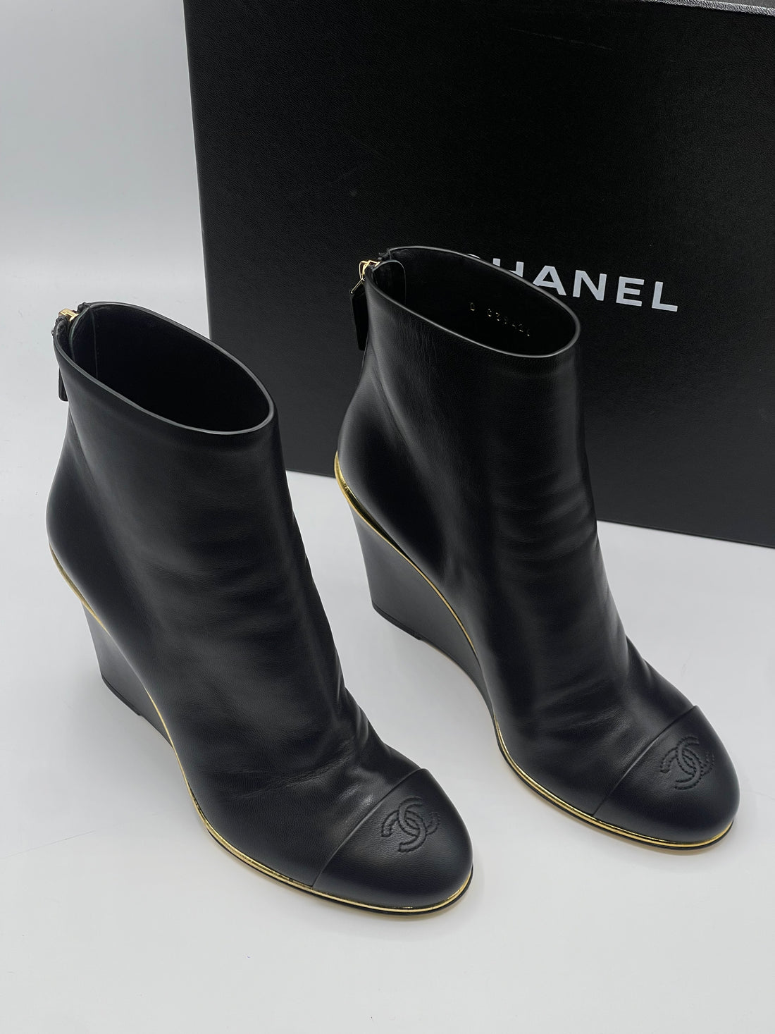 Chanel - Bottines compensées CC Noires et dorées T36