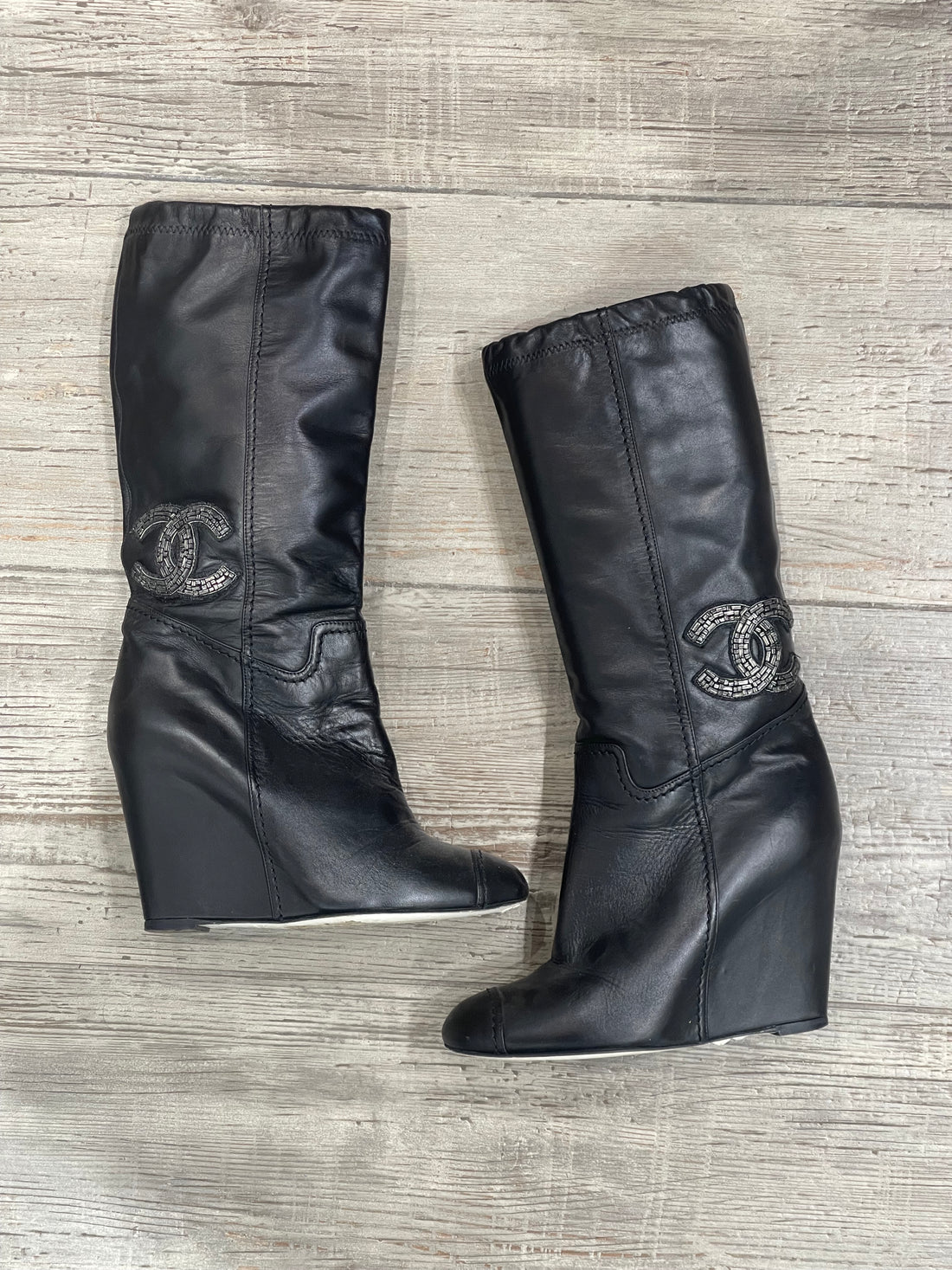 Chanel - Bottines compensée en cuir noir T36