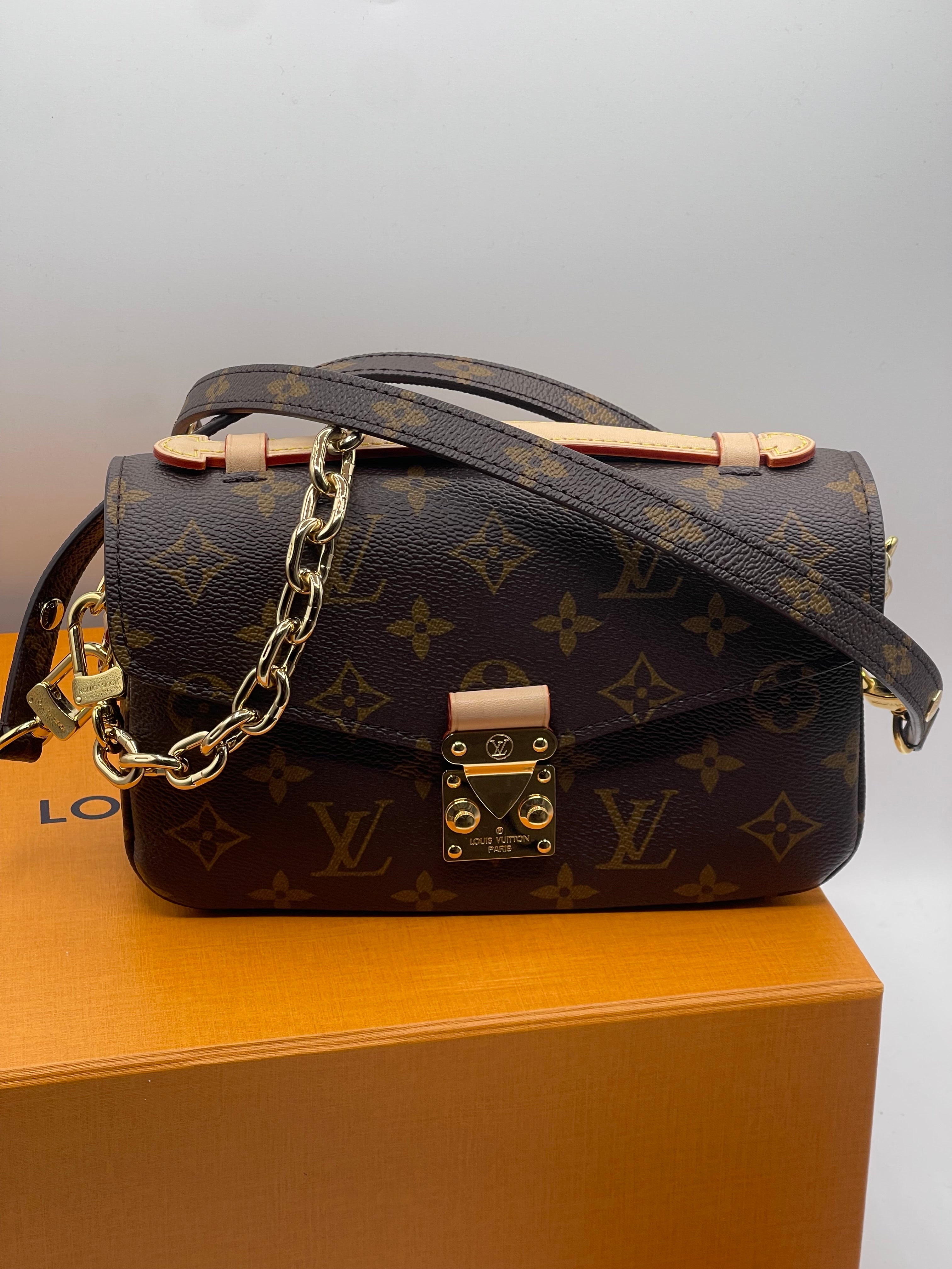 Louis Vuitton - Sac Pochette Métis East West monogramme