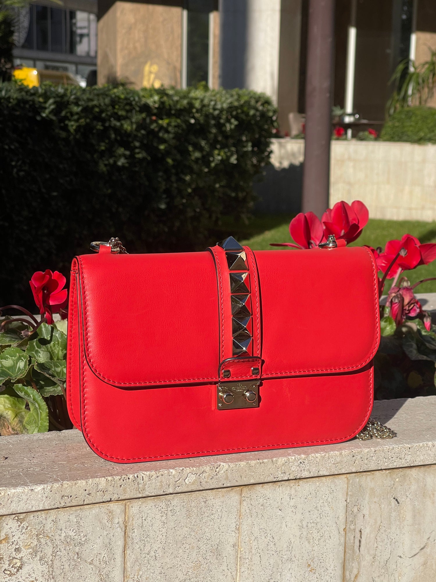 Valentino - Sac Glam lock MM rouge corail