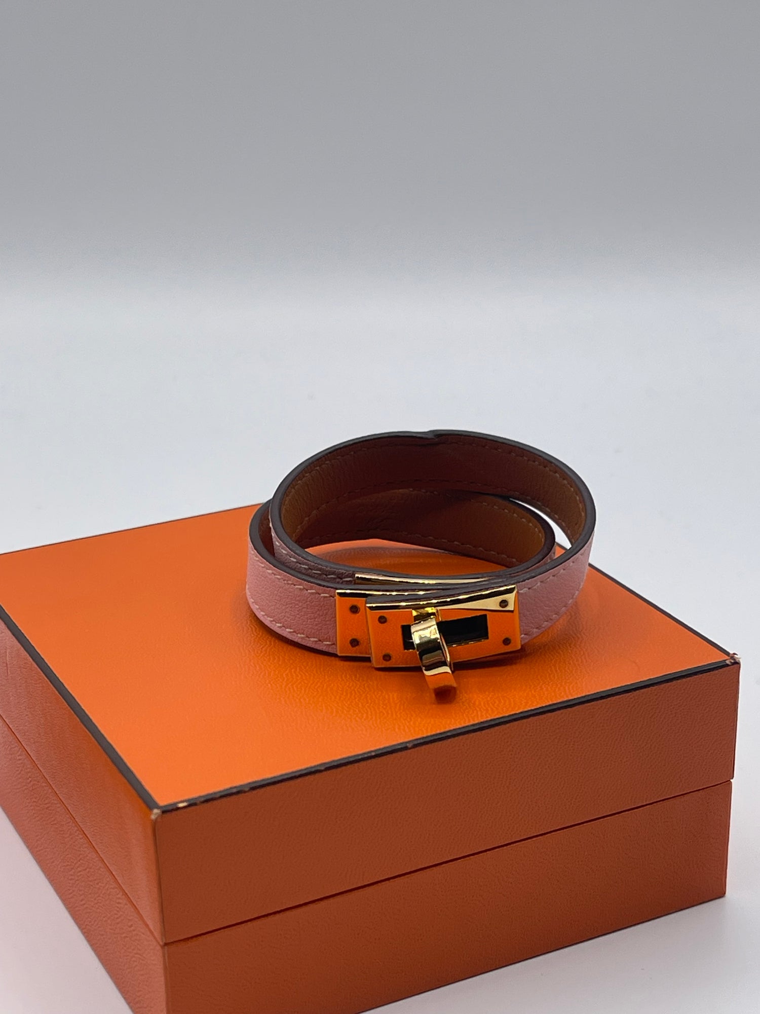 Hermès - Bracelet Kelly double tour rose sakura or jaune