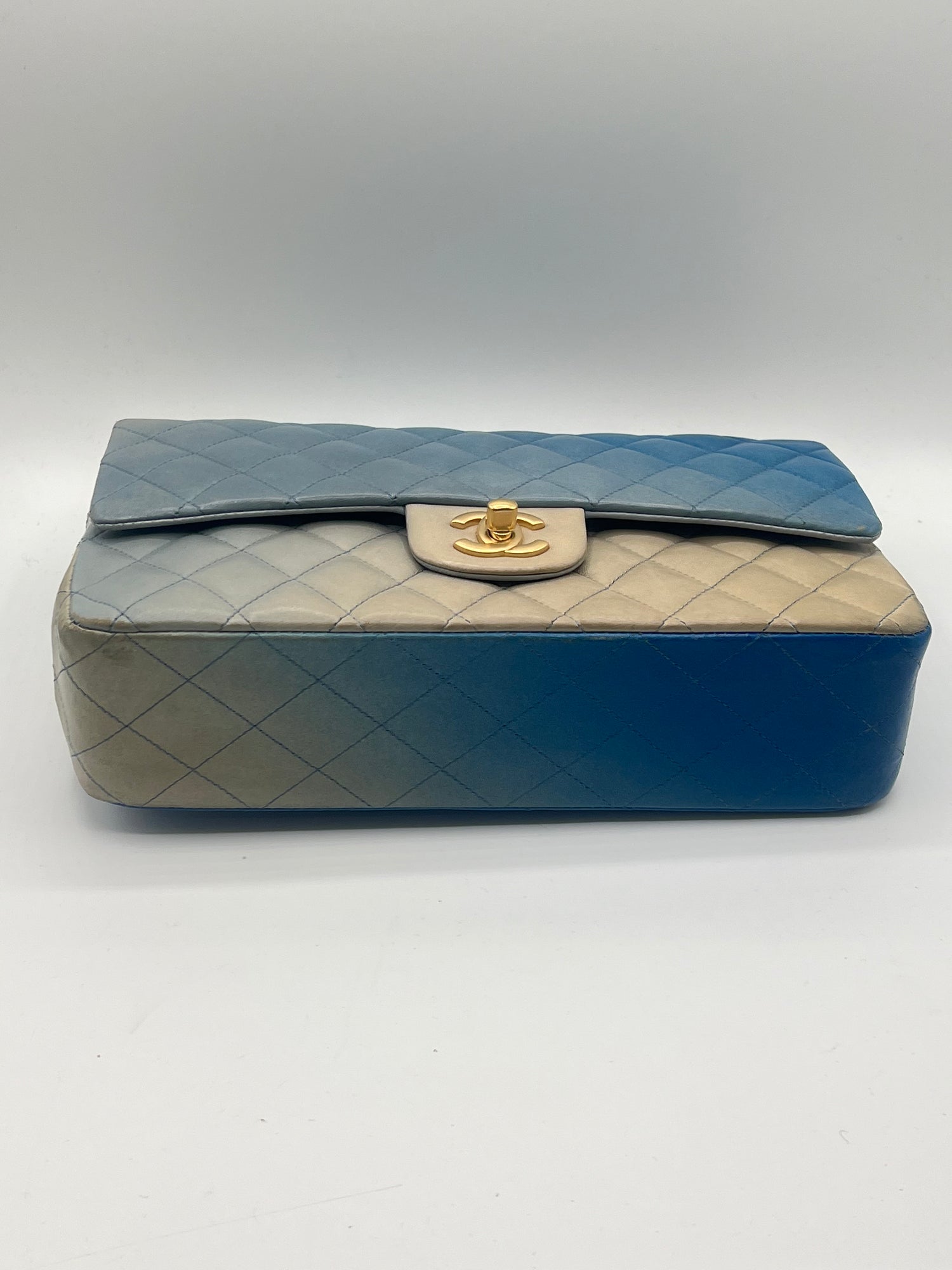 Chanel - sac Timeless médium tie &amp; dye bleu