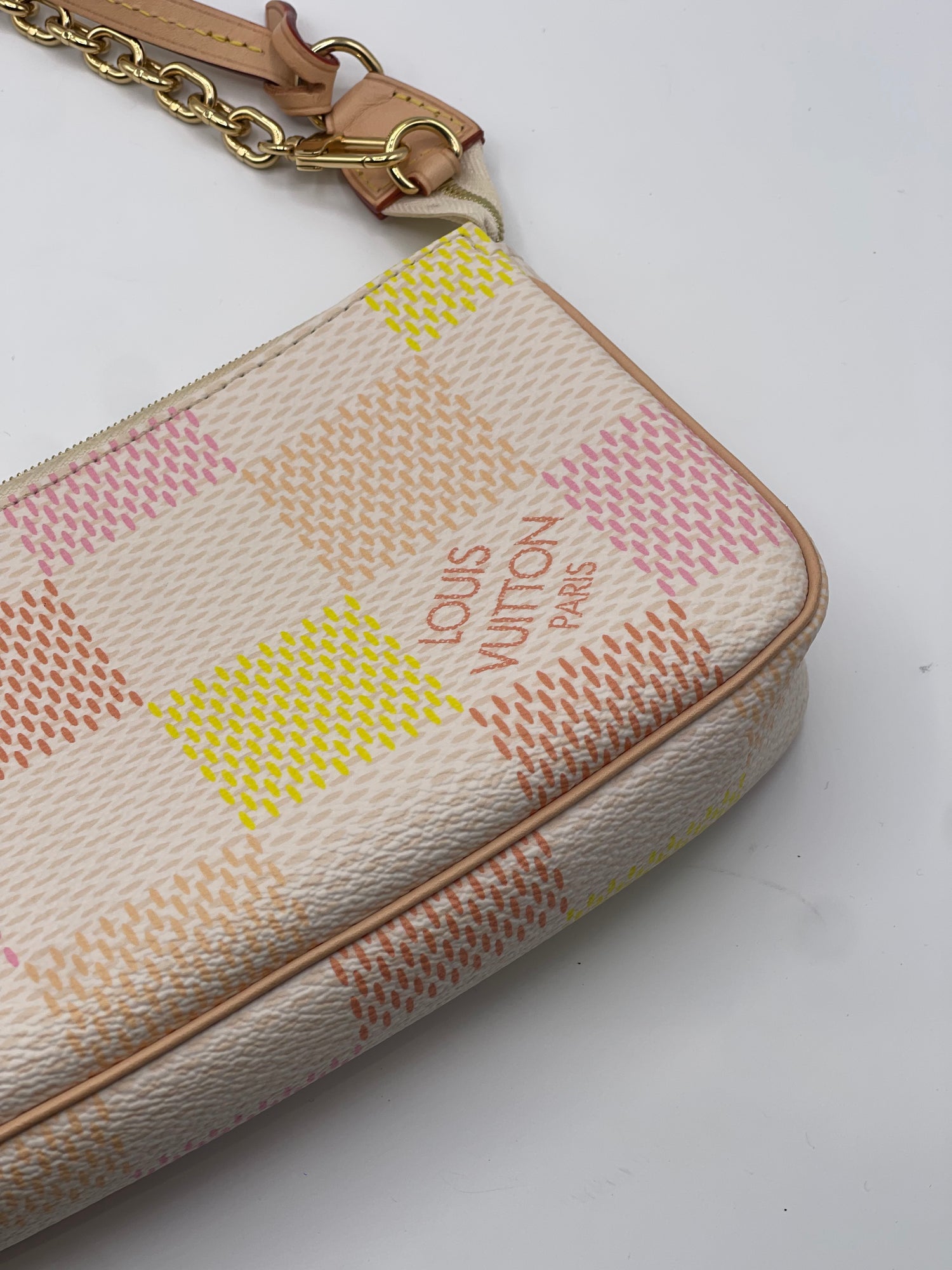 Louis Vuitton - Sac Pochette Accessoire Damierlicious rose pêche