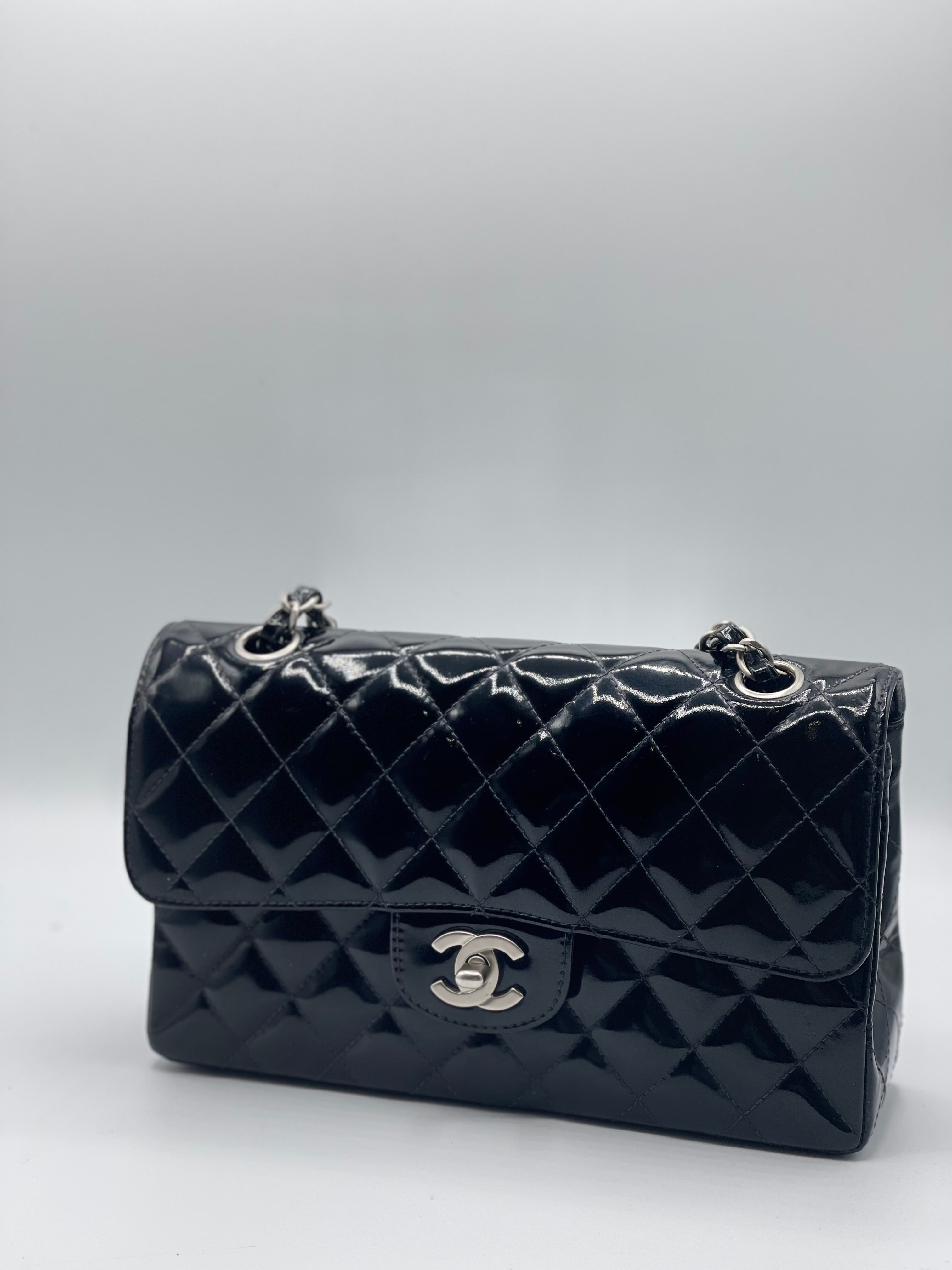 Chanel - sac classique small cuir verni noir