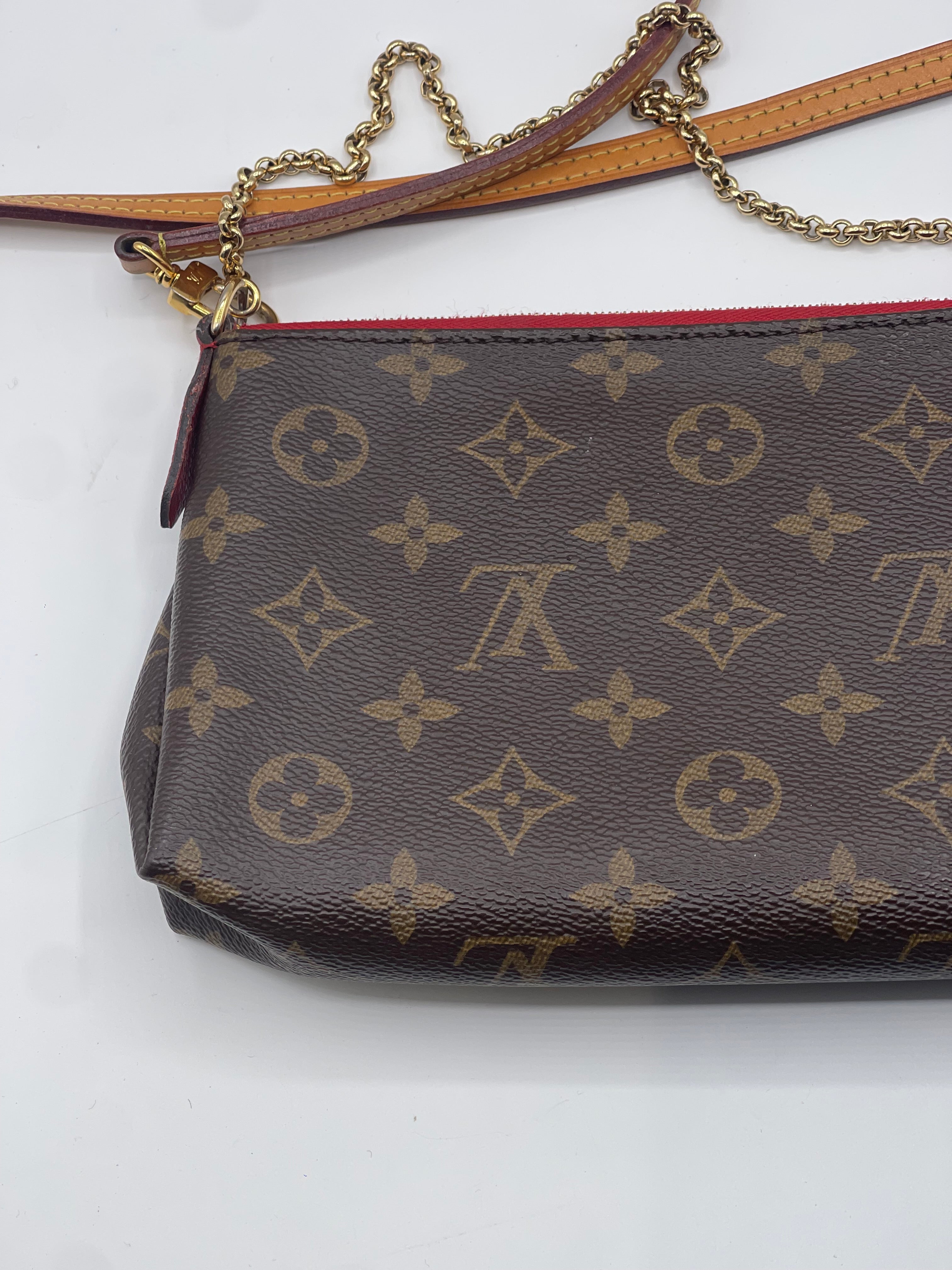 Louis Vuitton - Sac pochette Pallas monogramme et cuir rouge