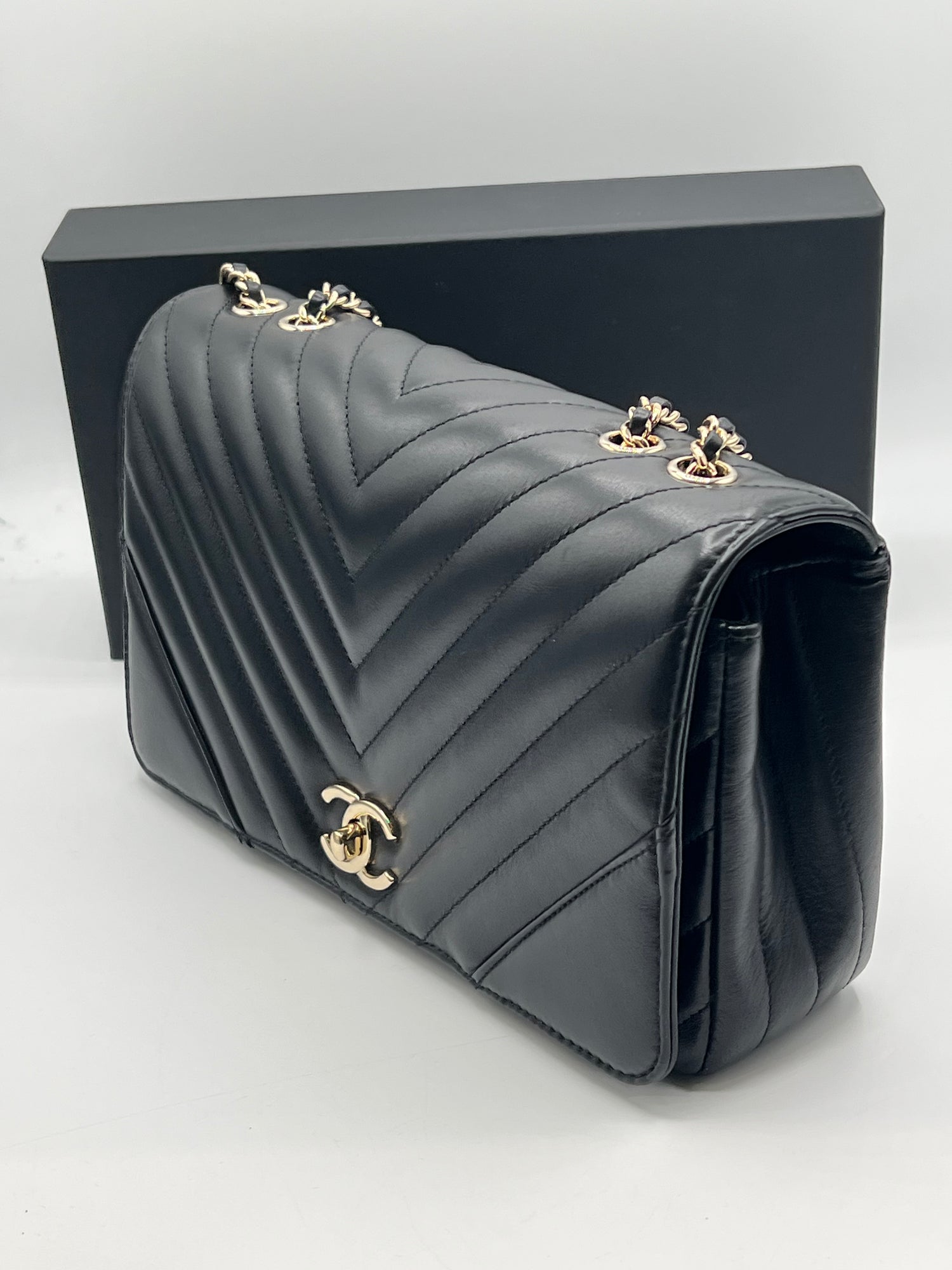 Chanel - sac à rabat cuir chevron noir