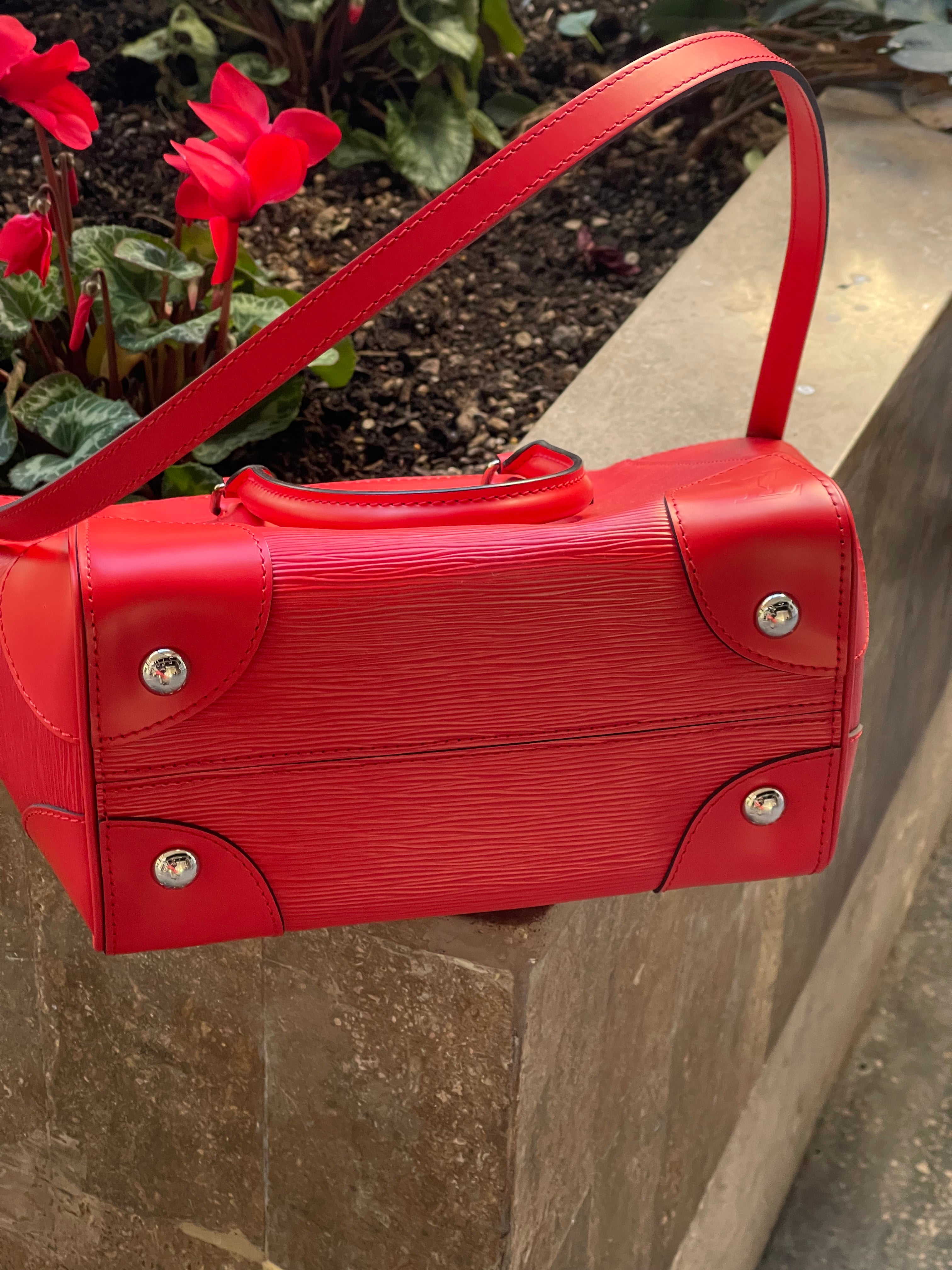 Louis Vuitton - Sac Phenix cuir épi rouge