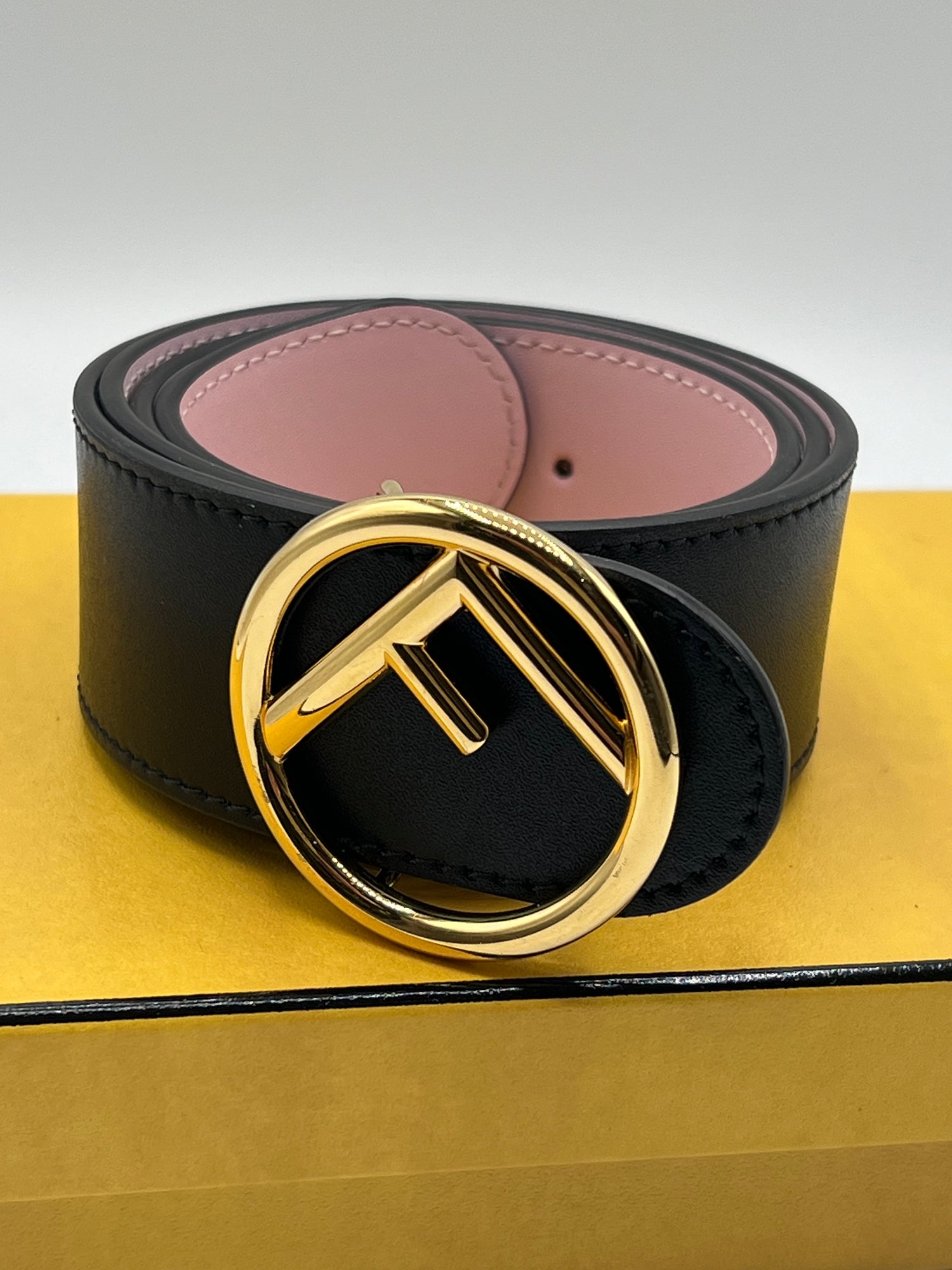 Fendi - ceinture réversible cuir noir / rose