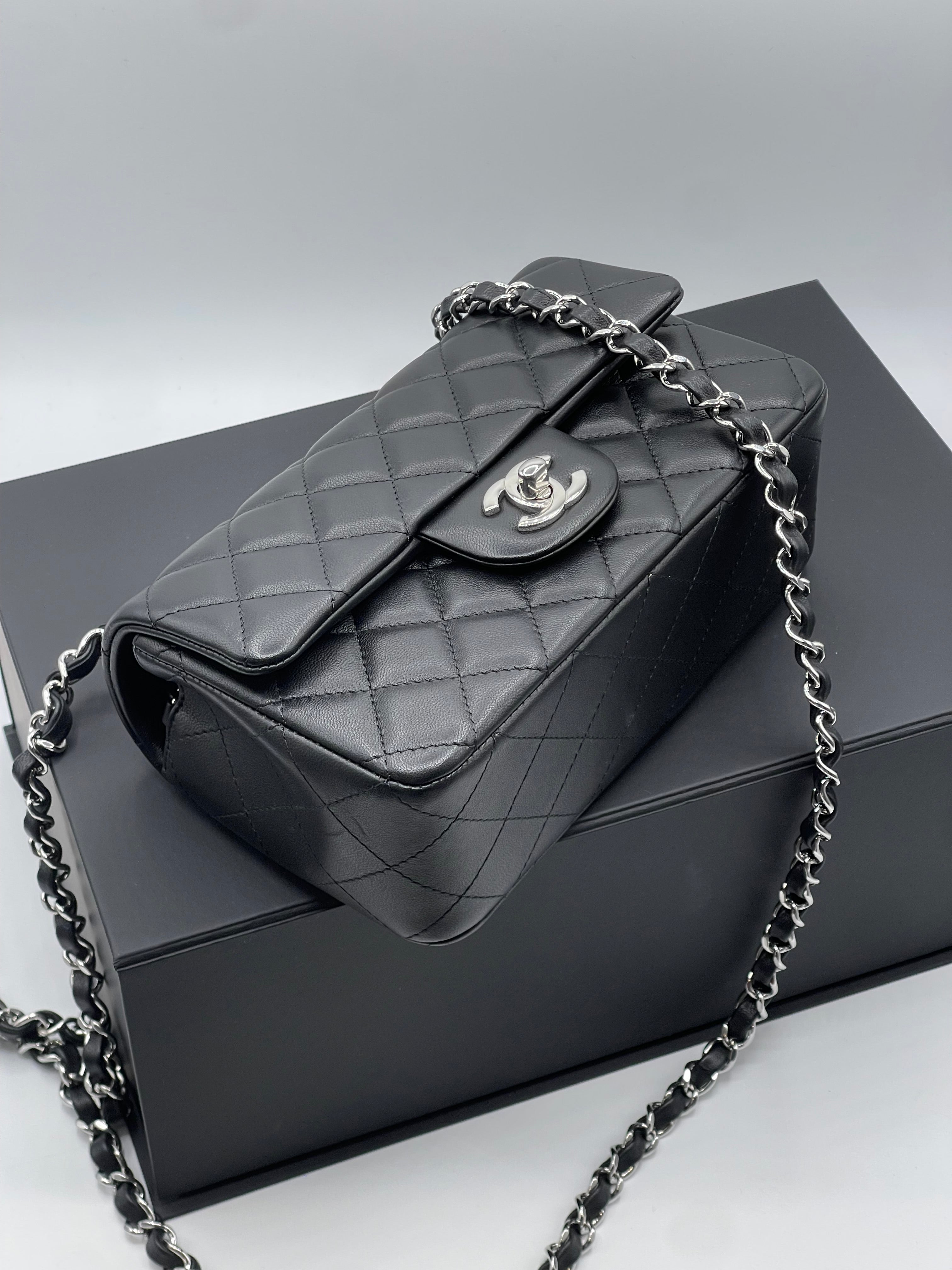 Chanel - Sac Classique à rabat noir