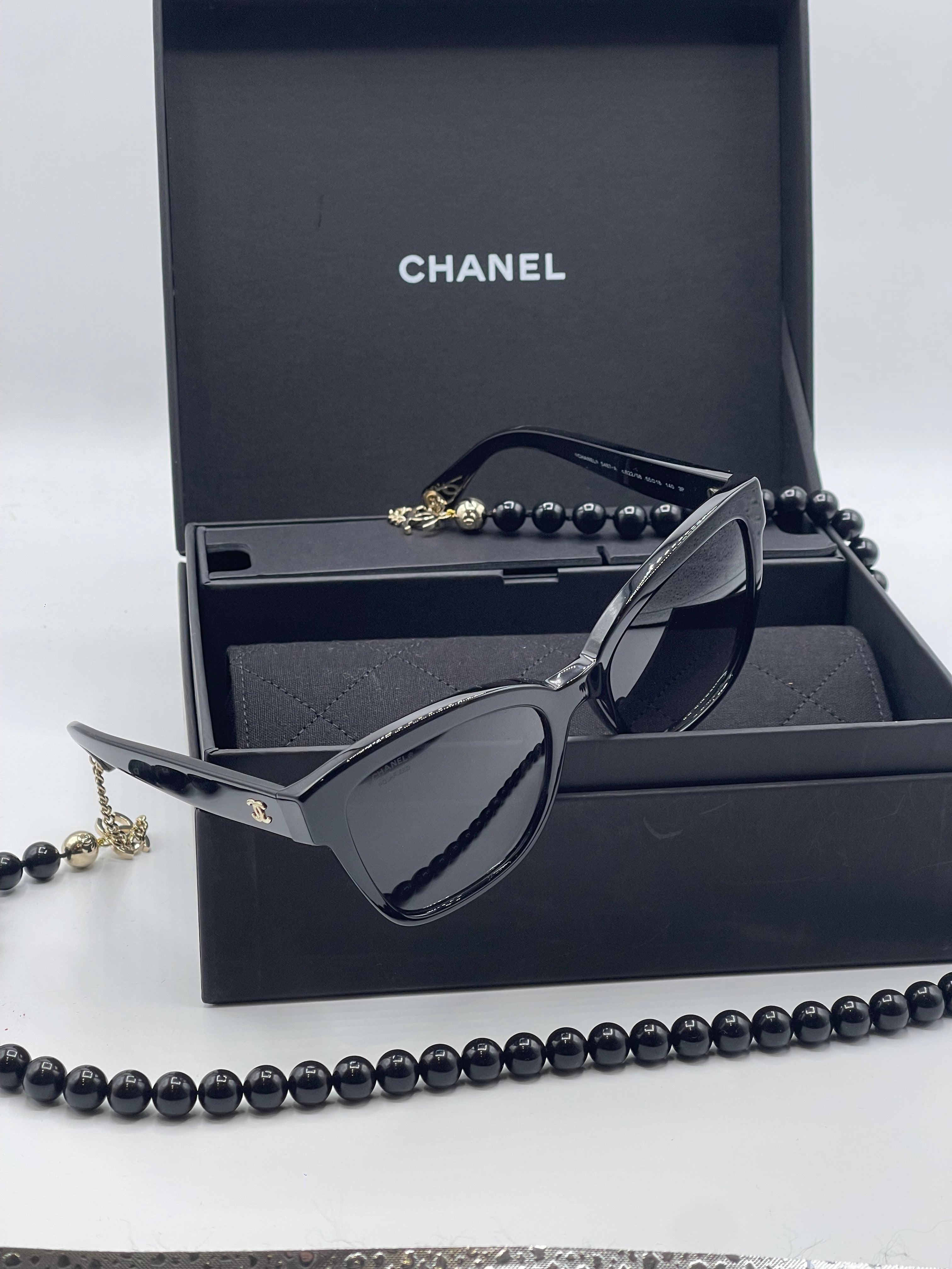 Chanel - Lunette de soleil rectangulaire à chaîne perles