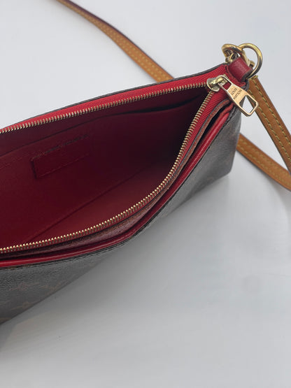 Louis Vuitton - Sac pochette Pallas monogramme et cuir rouge