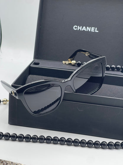 Chanel - Lunette de soleil rectangulaire à chaîne perles