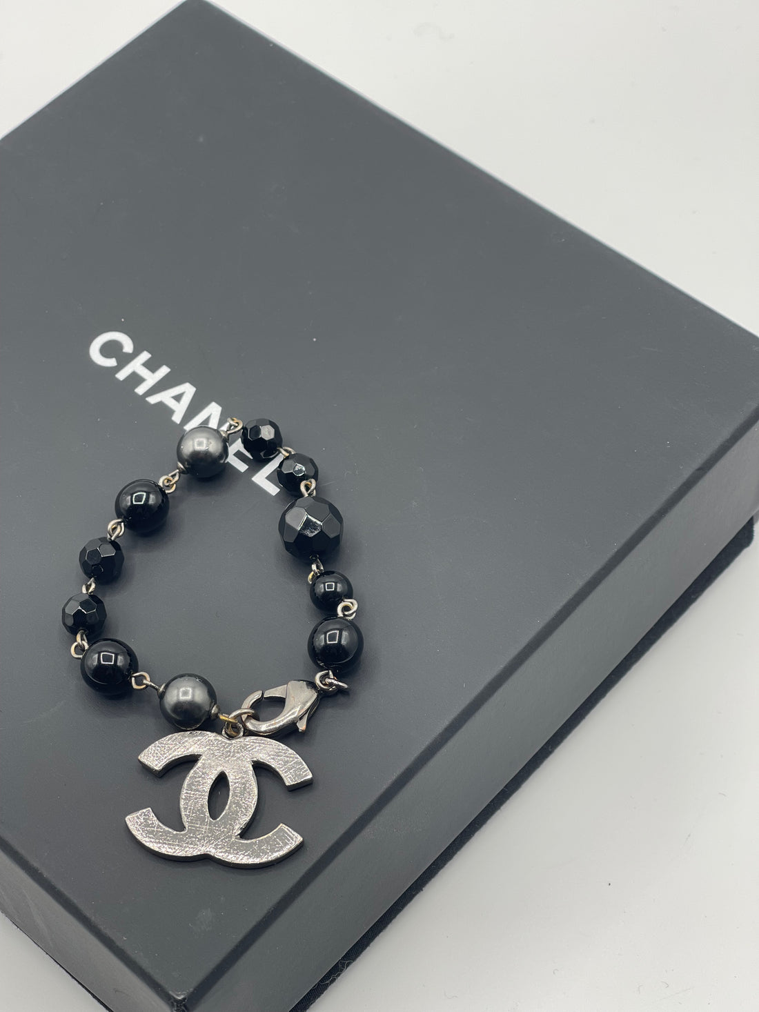 Chanel - Bracelet perles noires