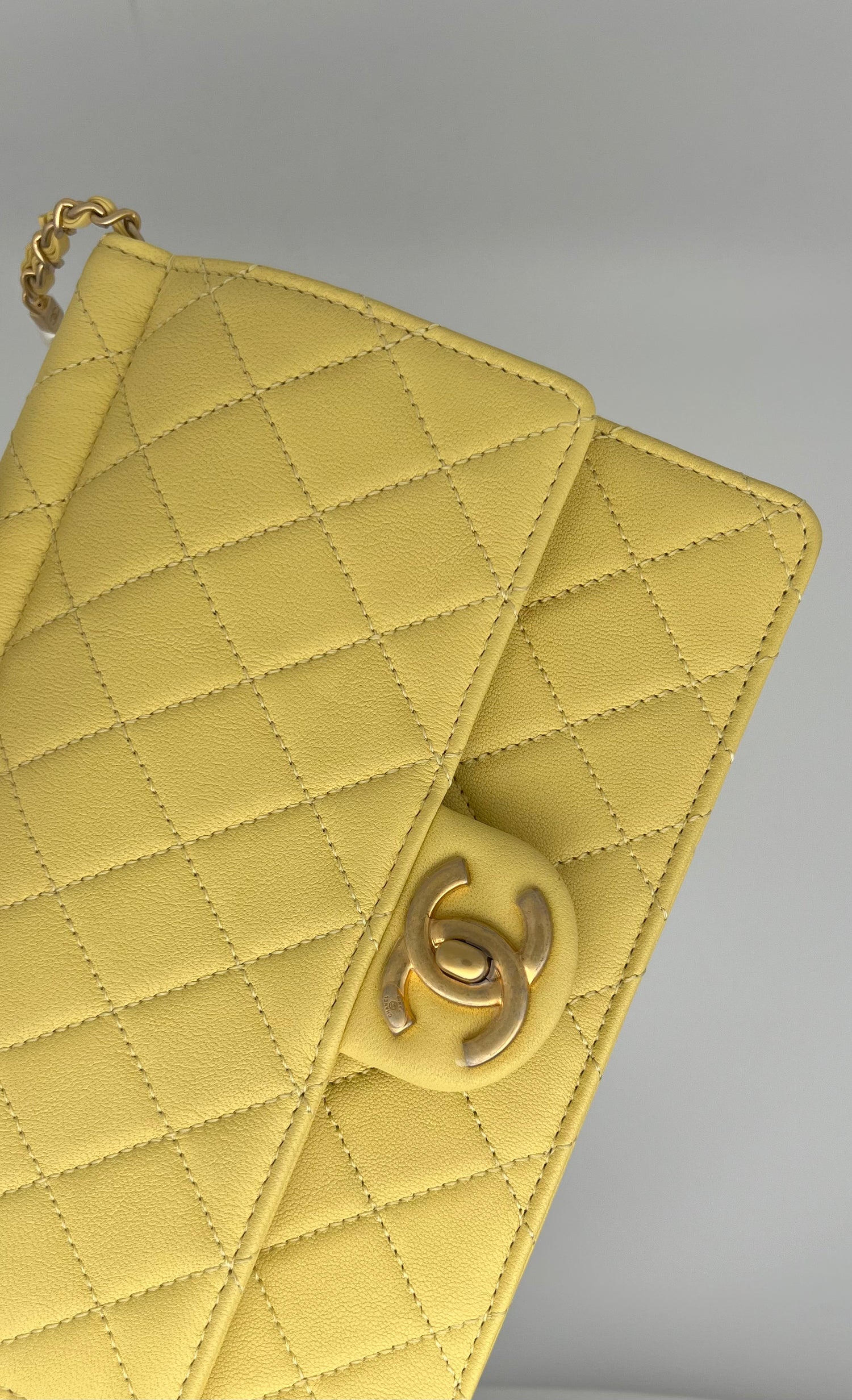 Chanel - Sac à rabat jaune