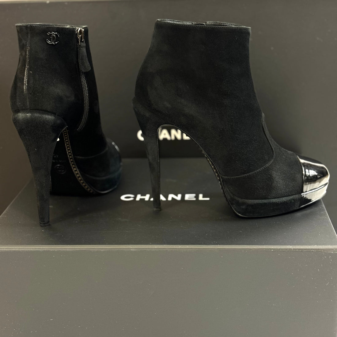 Chanel – Stiefeletten mit Absatz T.40