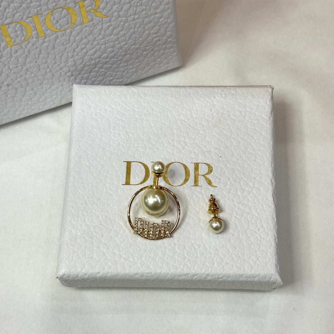 Dior – Perlenohrringe