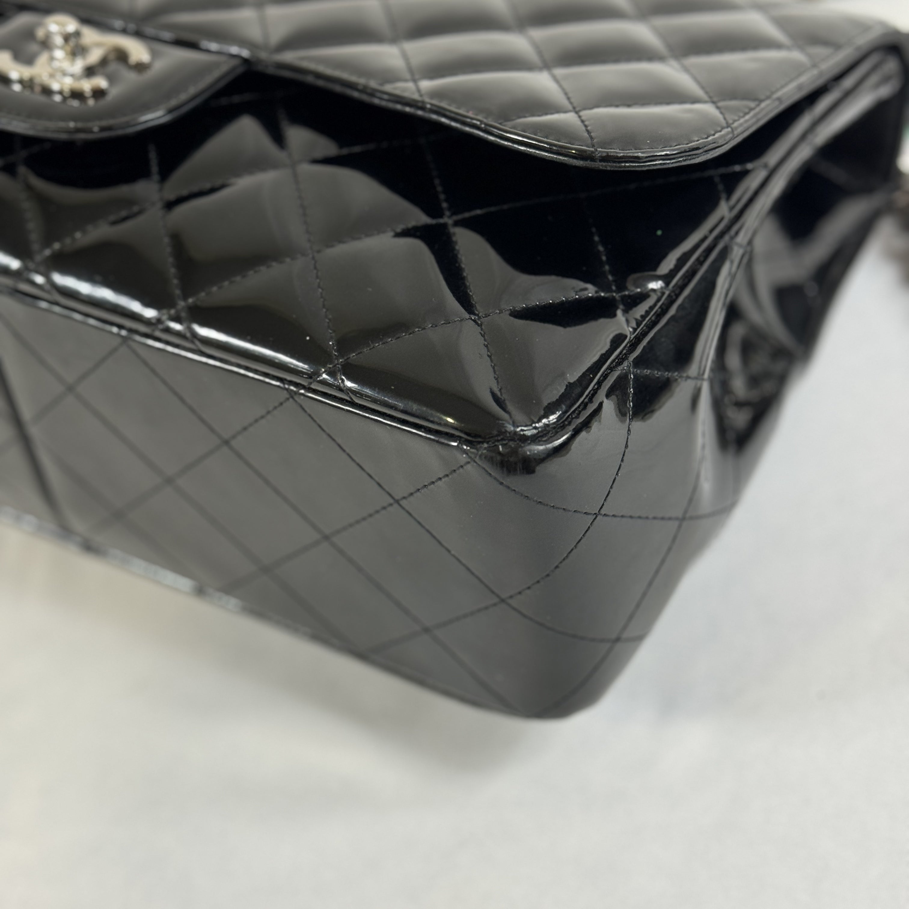 Chanel - Sac Jumbo cuir verni noir