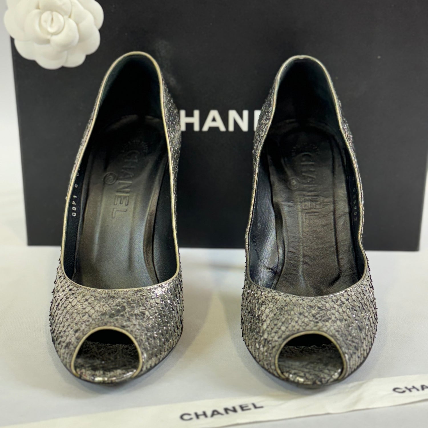 Chanel - 银色蟒蛇纹高跟鞋 T.37.5